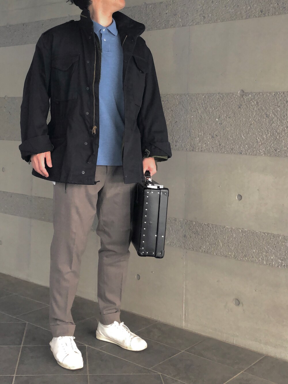 「M65、ミリタリー、ミリタリージャケット、ネイビー、ポロシャツ、スラックス、白スニーカー、スニーカーコーデ、古着、きれいめカジュアル、キレイめ、春コーデ、春、大人カジュアル、オトナカジュアル」｜「PT01の◎PT01 / COVA FIT ウールサキソニー 1プリーツスラックス（スラックス、ブラウン系）」を使った、Chrisさん（メンズ・181cm）の春コーディネートの1枚目の写真