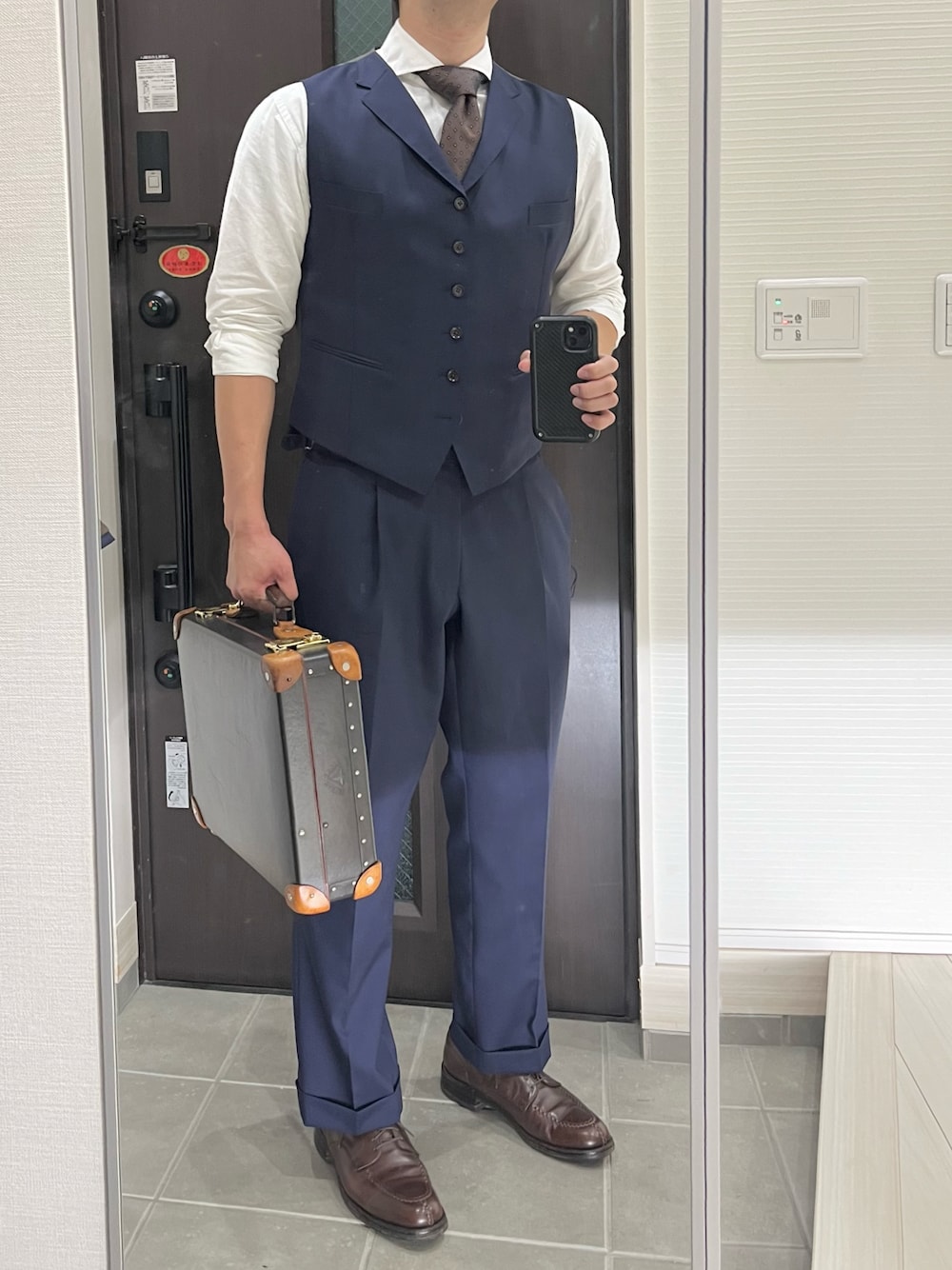 「スリーピース、ベスト、ベスト×シャツ、ネクタイ、シャツ、リネン、リネンシャツ、革靴、ネイビー、スーツスタイル、スーツ、ネイビー×ホワイト、アズーロ・エ・マローネ、オフィススタイル、夏コーデ」｜「オーダーメイドスーツのアイテム（スーツセット、ブルー系）」を使った、Chrisさん（メンズ・181cm）の秋コーディネートの1枚目の写真