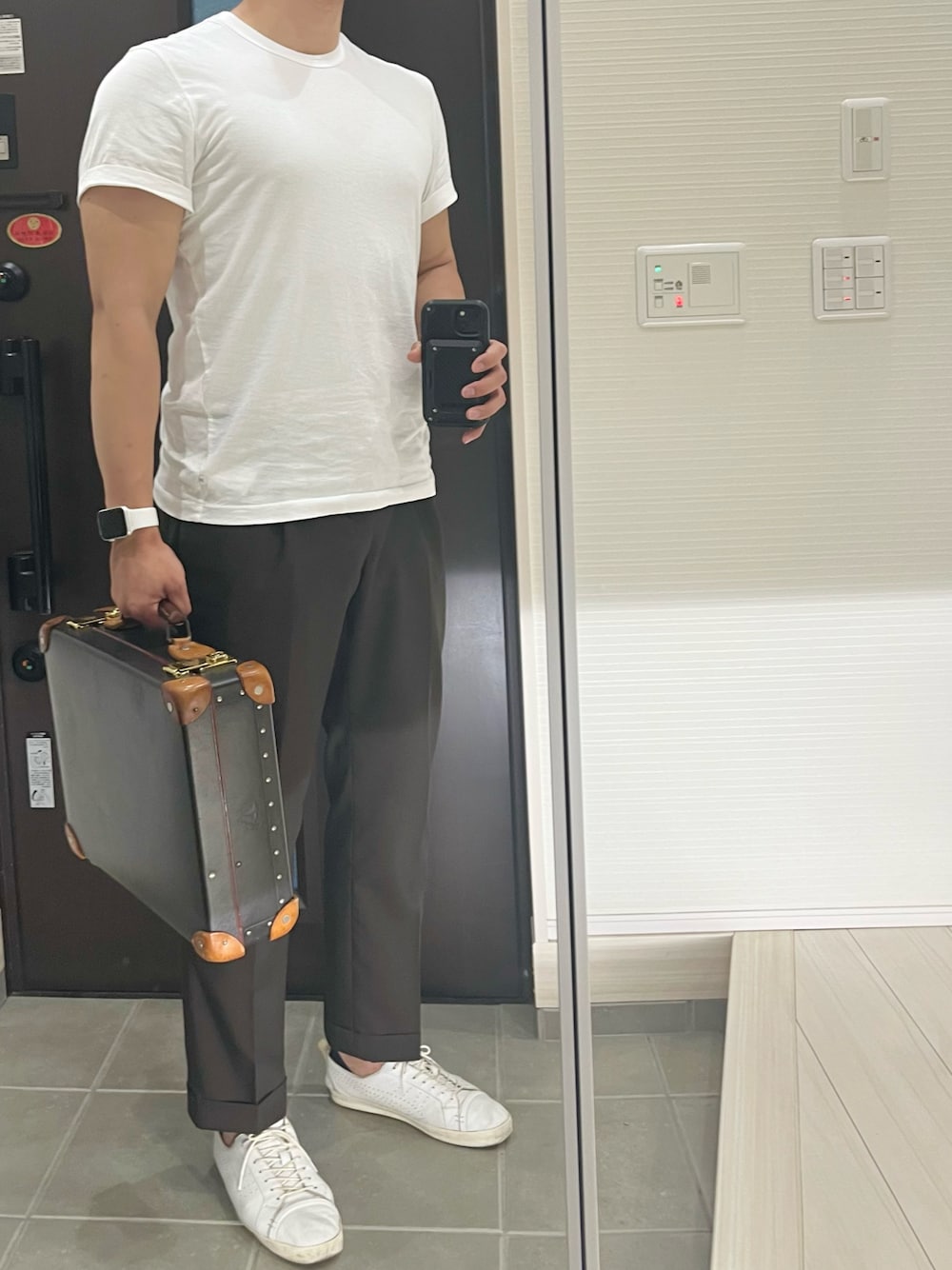 「白Tシャツ、Tシャツ、スラックス、白スニーカー、シンプルコーデ、オトナカジュアル、ブラウン、アースカラー、キレイめ、夏コーデ、春夏コーデ、大人カジュアル、カジュアルコーデ、シンプル、夏」｜「JAMES PERSEのブラッシュドコットンジャージー クルーネックTシャツ MRBJ3479（Tシャツ/カットソー、ホワイト系）」を使った、Chrisさん（メンズ・181cm）の春コーディネートの1枚目の写真