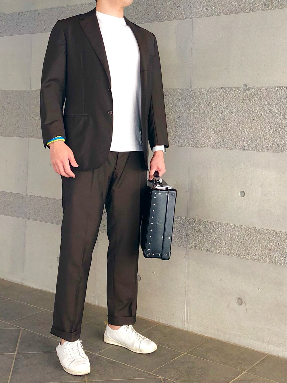 「スーツスタイル、スーツ、セットアップ、セットアップスタイル、白Tシャツ、白スニーカー、春コーデ、春、春夏コーデ、キレイめ、大人コーデ、スラックス、ジャケット、テーラードジャケット、Tシャツ」｜「オーダーメイド@ナポリのアイテム（スーツセット、ブラウン系）」を使った、Chrisさん（メンズ・181cm）の春コーディネートの1枚目の写真