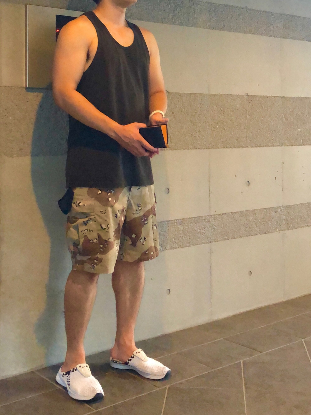 「ラフコーデ、ラフ、タンクトップ、カーゴパンツ、ハーフパンツ、カモフラ、スニーカー、白スニーカー、夏コーデ、夏、NIKE、スニーカーコーデ、ゆるコーデ、ミリタリー、迷彩」｜「Good Onのアイテム（タンクトップ、ブラック系）」を使った、Chrisさん（メンズ・181cm）の夏コーディネートの1枚目の写真