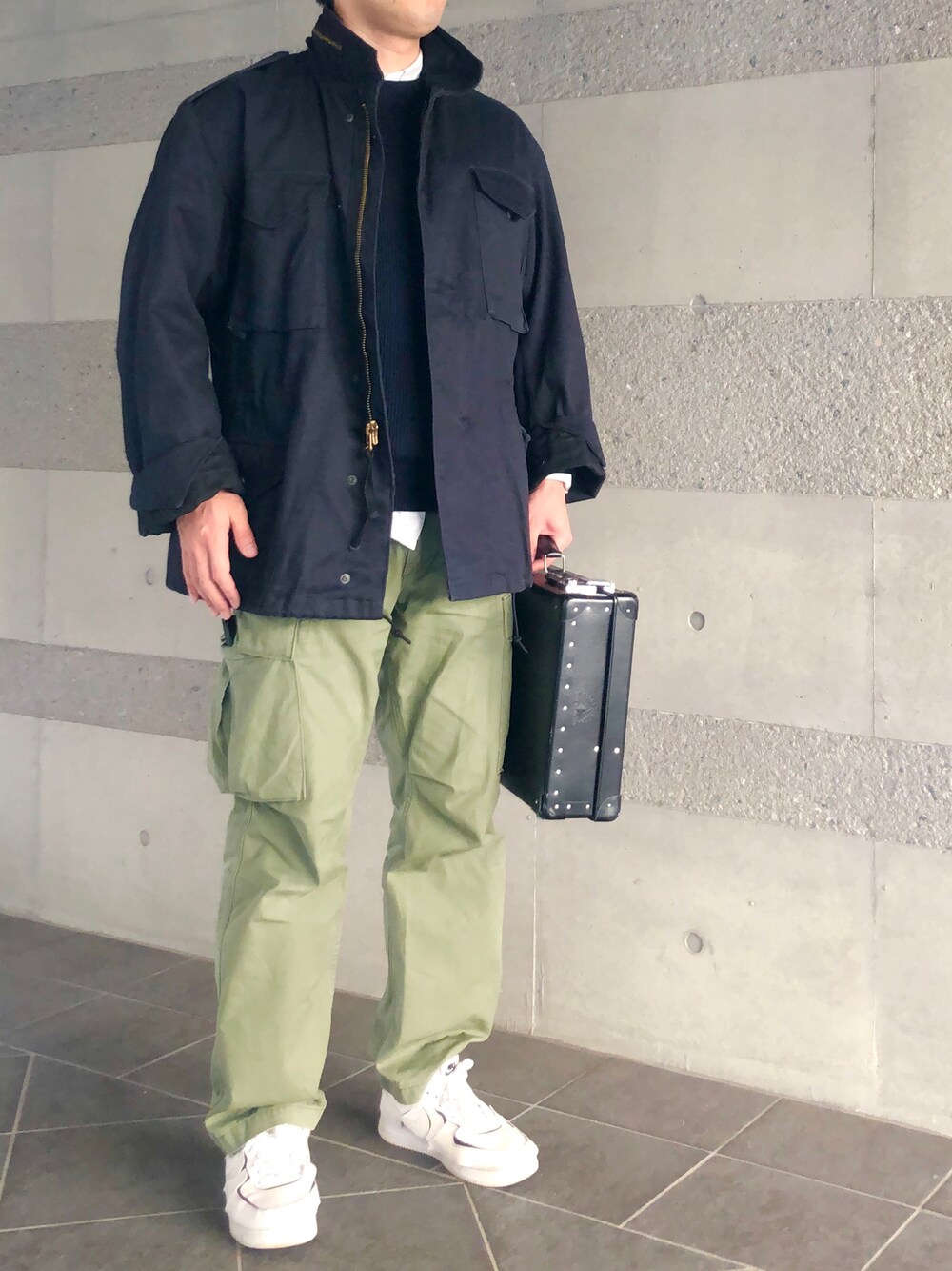 「M65、M-65、ミリタリー、ミリタリージャケット、ニット、シャツ、ネイビー、カーゴパンツ、スニーカー、白スニーカー、冬のコーデ、秋冬コーデ、オトナカジュアル、大人カジュアル、古着」｜「Alpha Industriesのアイテム（カーゴパンツ、グリーン系）」を使った、Chrisさん（メンズ・181cm）の冬コーディネートの1枚目の写真