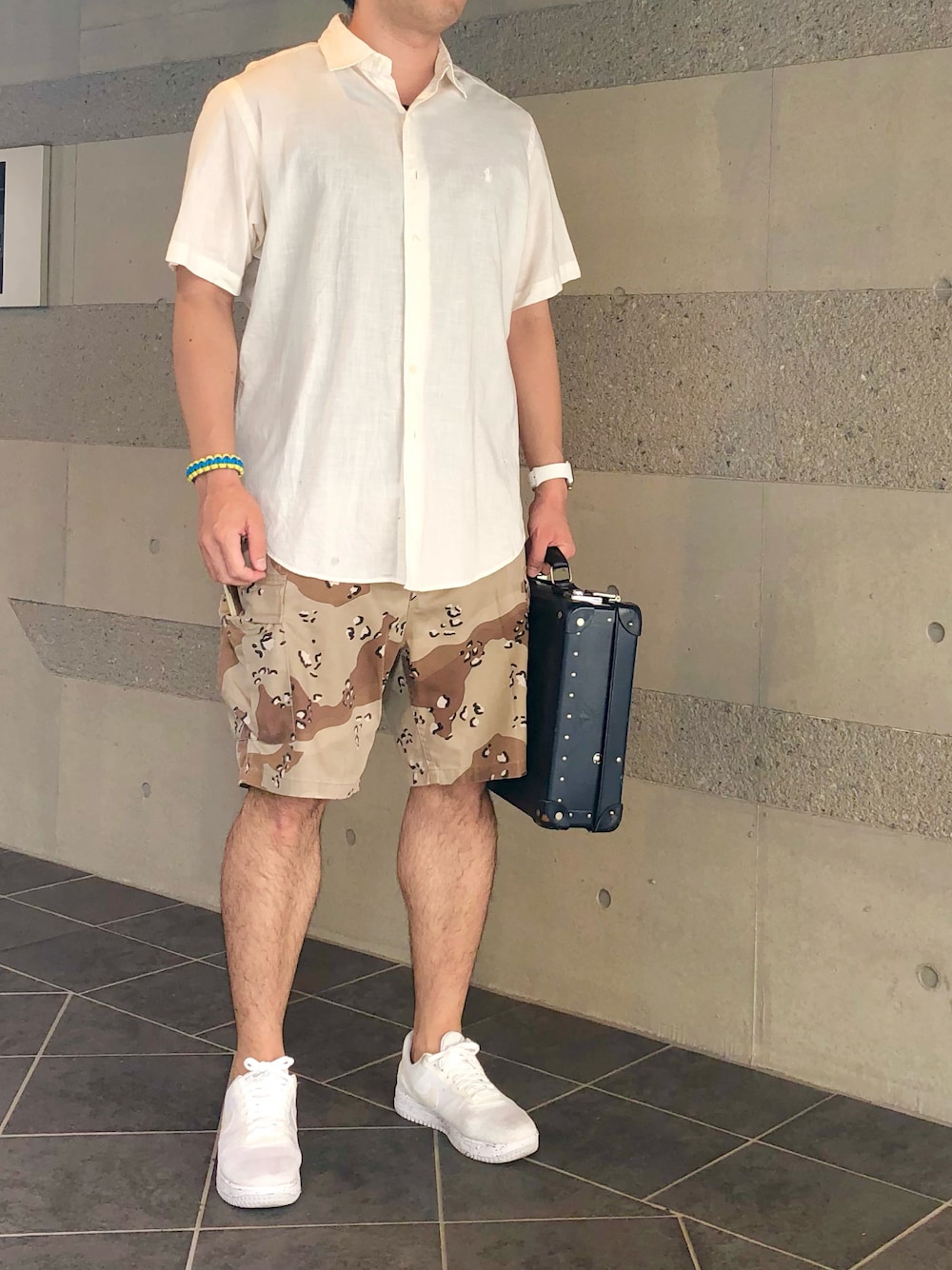 ホワイト系のシャツ/ブラウス、ブルー系のビジネスバッグ、ベージュ系のカーゴパンツを着用したメンズの夏コーディネートの1枚目の写真