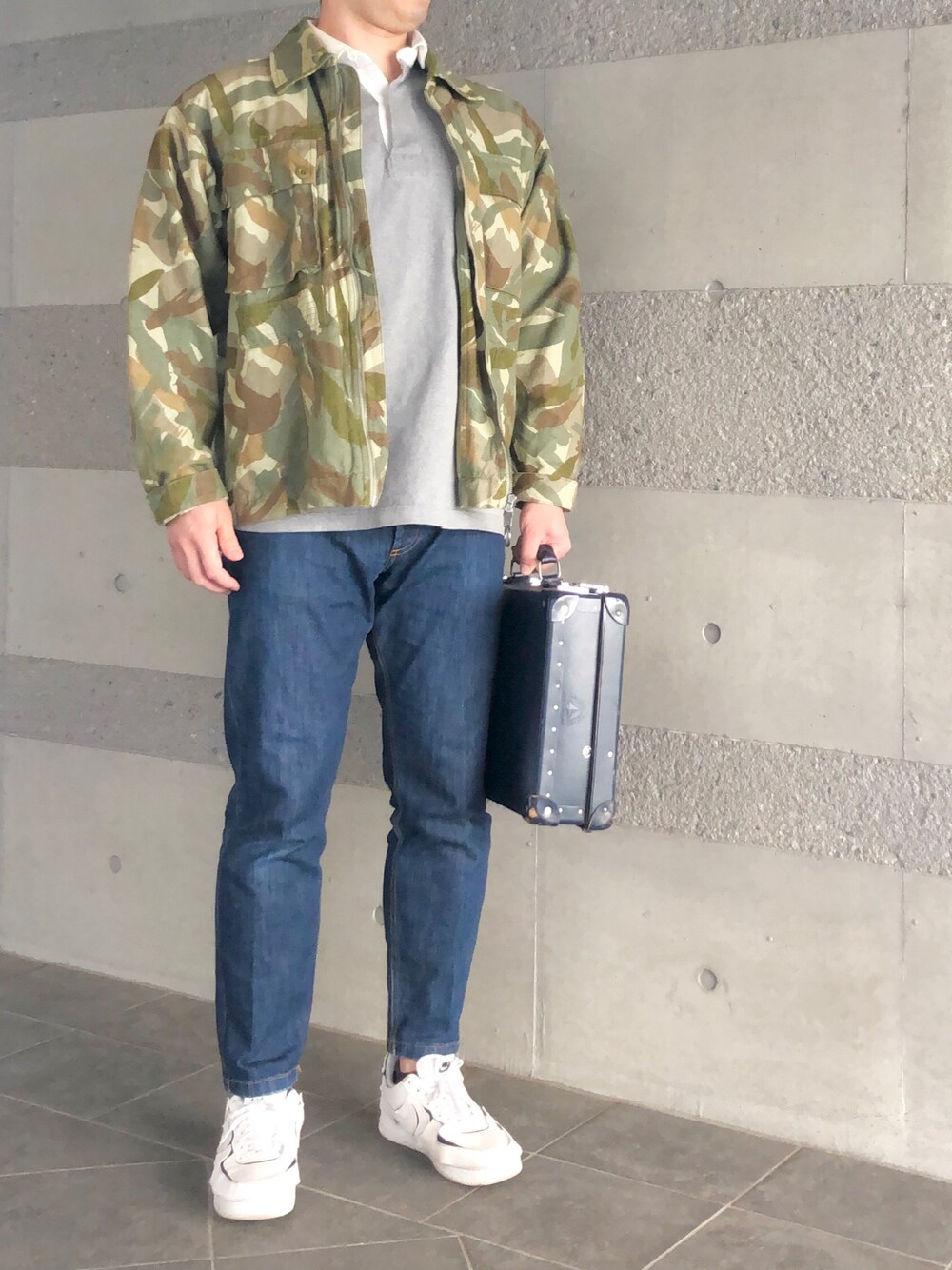 「春、春コーデ、迷彩、カモフラ、ジャケット、ミリタリージャケット、シャツスタイル、シャツ、ラガーシャツ、デニム、デニムパンツ、キレイめ、オトナカジュアル、大人カジュアル、白スニーカー」｜「ENTRE AMISのentre amis / アントレアミ ミディアムウォッシュストレッチデニム（デニムパンツ、ブルー系）」を使った、Chrisさん（メンズ・181cm）の春コーディネートの1枚目の写真