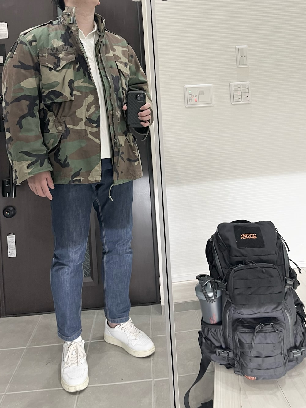 「M65、ミリタリー、ミリタリージャケット、迷彩、カモフラ、シャツ、白シャツ、デニム、デニムパンツ、白スニーカー、リュック、アメカジ、古着、古着MIX、きれいめカジュアル」｜「U.S. ARMYのアイテム（ミリタリージャケット、その他）」を使った、Chrisさん（メンズ・181cm）の春コーディネートの1枚目の写真