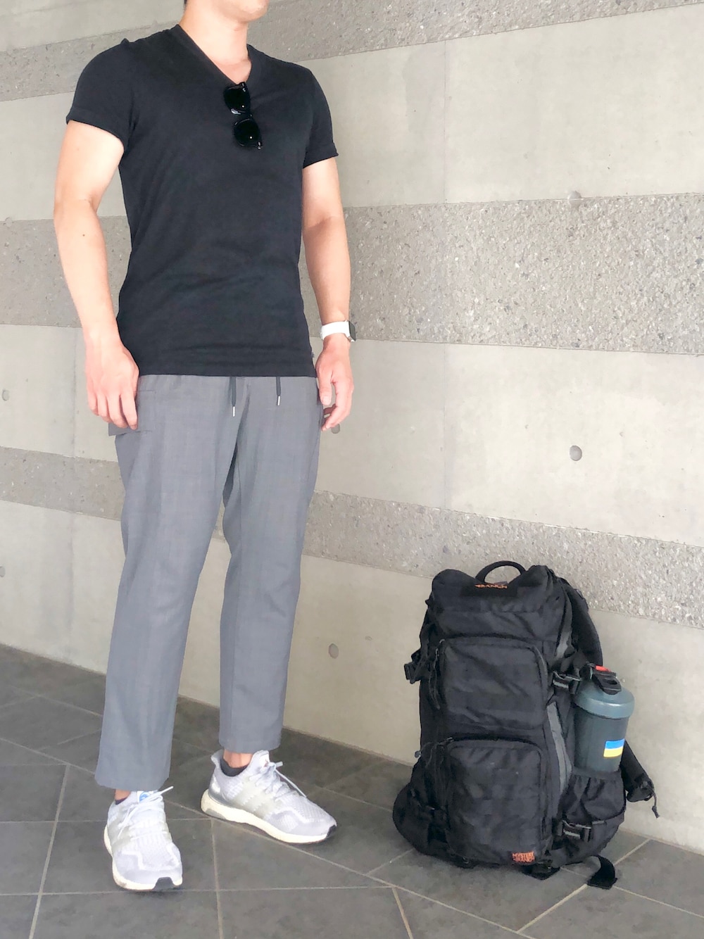 「Vネック、黒Tシャツ、Tシャツ、無地T、カーゴパンツ、スラックス、スニーカー、モノトーン、モノクロ、夏コーデ、夏、オトナカジュアル、大人カジュアル、大人コーデ、キレイめカジュアル」｜「UNITED ARROWSのアイテム（カーゴパンツ、グレー系）」を使った、Chrisさん（メンズ・181cm）の夏コーディネートの1枚目の写真