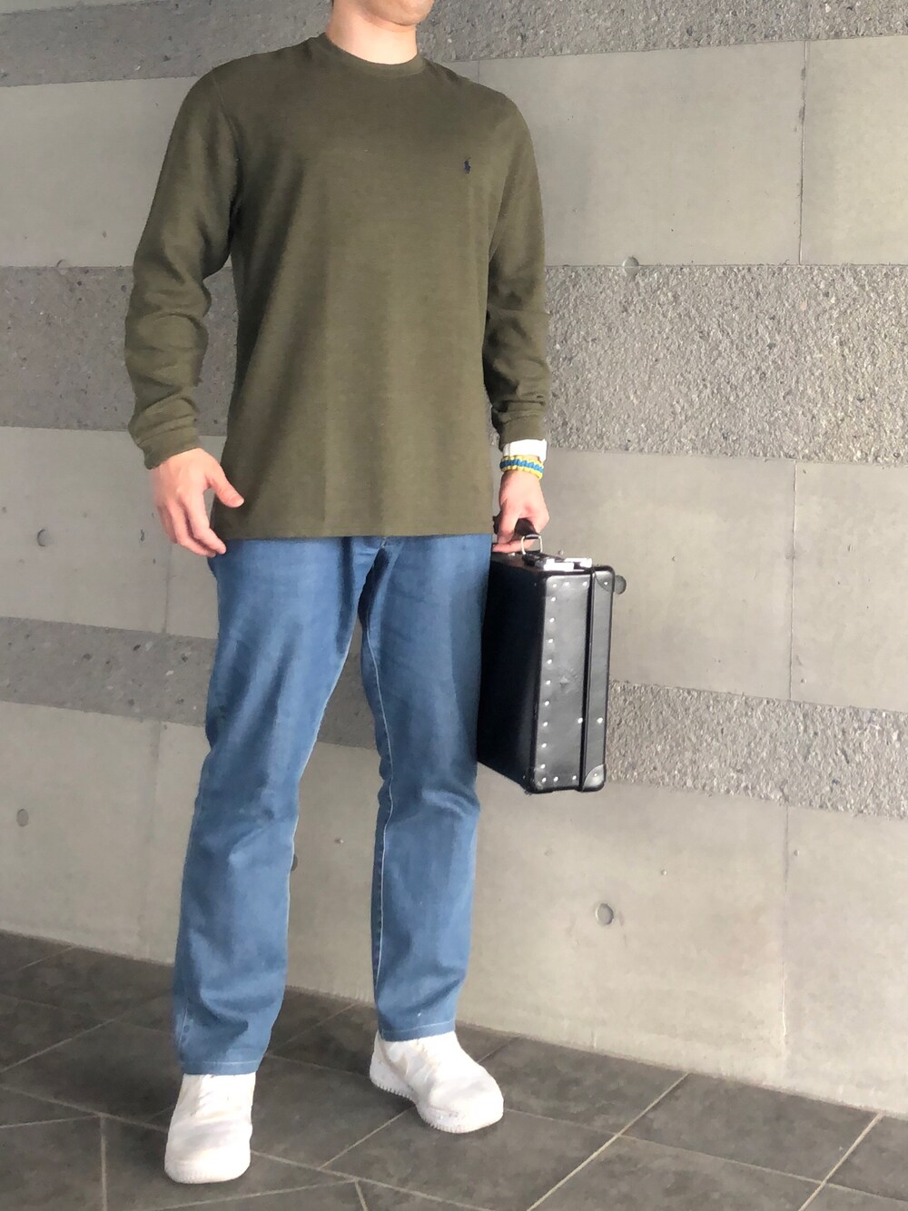「Tシャツ、カーキ、グリーン、デニム、デニムパンツ、白スニーカー、スニーカー、きれいめカジュアル、キレイめ、春、春コーデ、オトナカジュアル、大人カジュアル、古着、アメカジ」｜「BRIONIのアイテム（デニムパンツ、ブルー系）」を使った、Chrisさん（メンズ・181cm）の春コーディネートの1枚目の写真