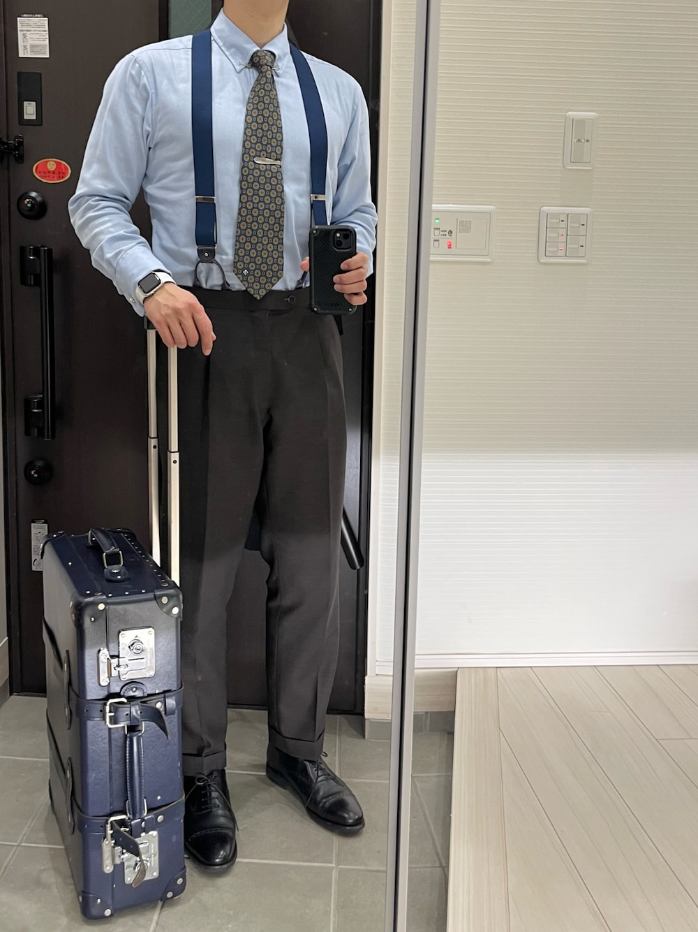 「シャツスタイル、シャツ、ブルー、ネクタイ、サスペンダー、スラックス、ブラウン、アズーロ・エ・マローネ、スーツケース、トラッド、クラシカル、大人コーデ、オフィススタイル、キレイめ、秋冬コーデ」｜「オーダーメイドスラックス(Dormeuil)のアイテム（スラックス、ブラウン系）」を使った、Chrisさん（メンズ・181cm）の冬コーディネートの1枚目の写真