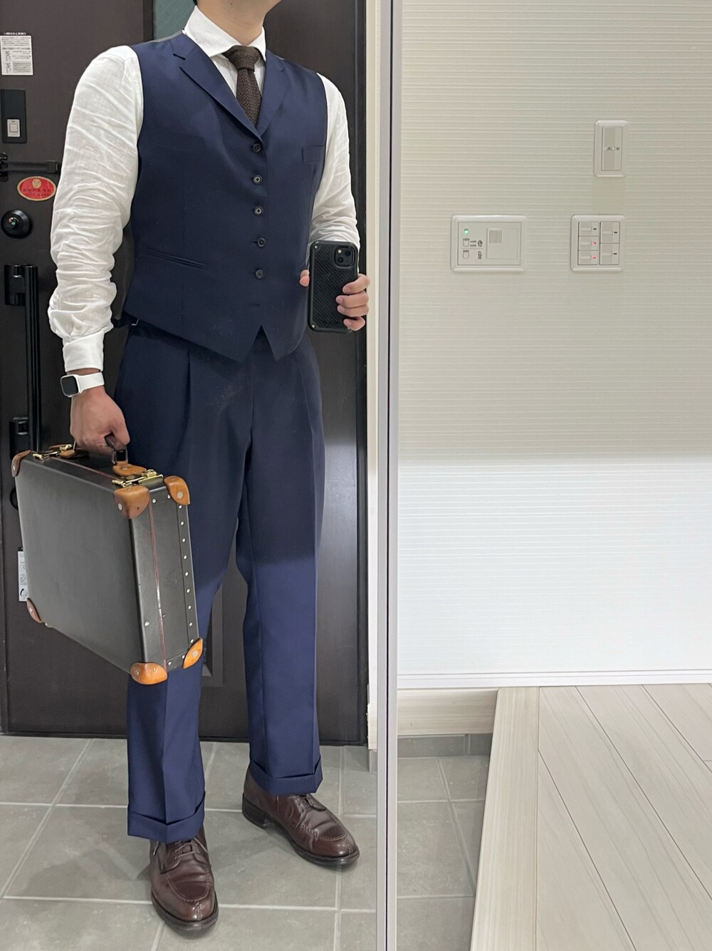 「スーツスタイル、スーツ、ベスト、ベスト×シャツ、ベストコーデ、オフィススタイル、シャツ、白シャツ、スラックス、革靴、秋コーデ、秋のコーデ、トラッド、クラシカル、アズーロ・エ・マローネ」｜「オーダーメイドスーツのアイテム（スーツセット、ブルー系）」を使った、Chrisさん（メンズ・181cm）の秋コーディネートの1枚目の写真