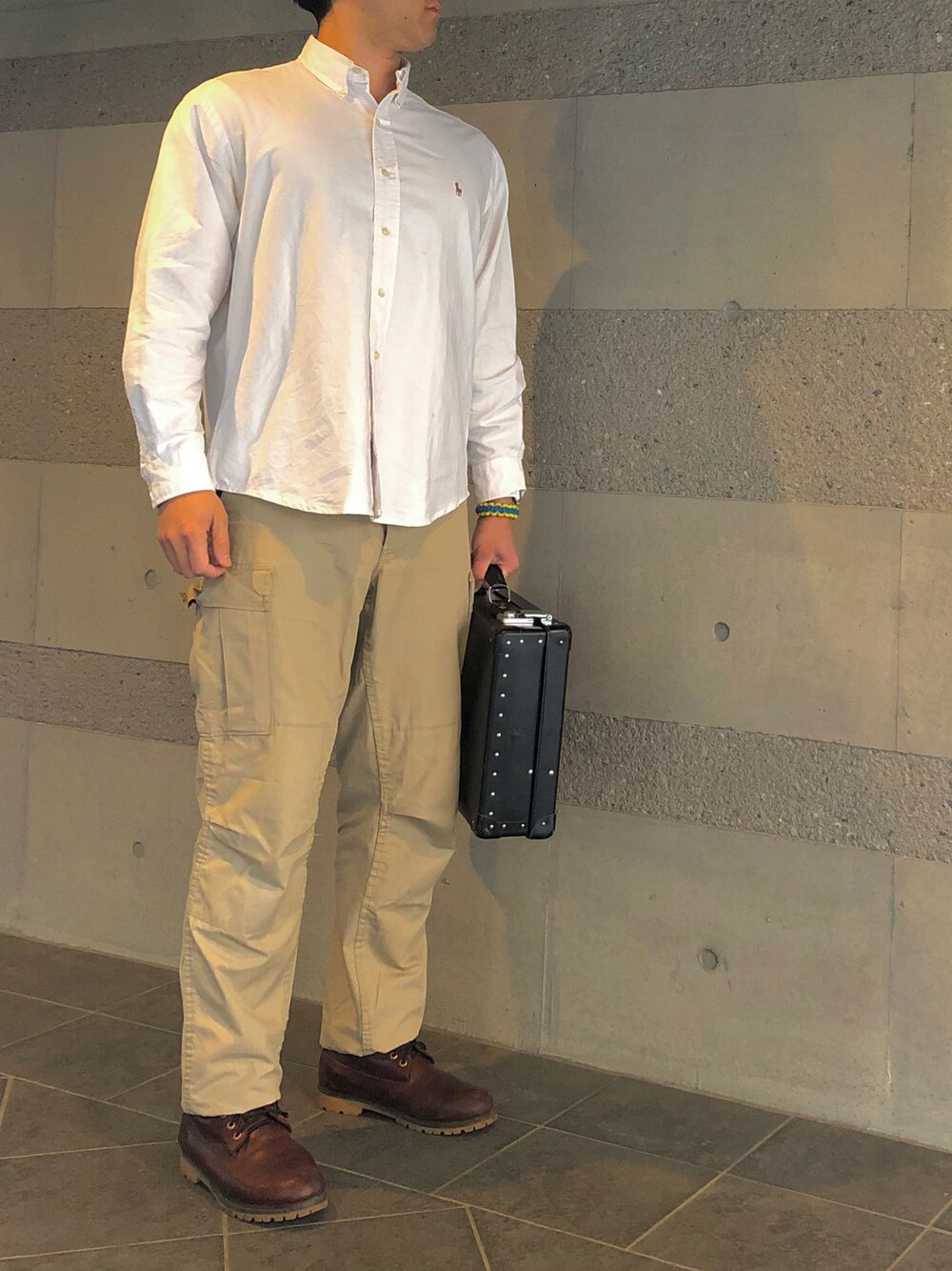 「シャツスタイル、シャツ、白シャツ、きれいめカジュアル、キレイめ、カーゴパンツ、ミリタリー、ブーツ、オトナカジュアル、大人カジュアル、古着、ラフ、春コーデ、春、アメカジ」｜「POLO RALPH LAURENのクラシック フィット イージー ケア オックスフォード シャツ（シャツ/ブラウス、ホワイト系）」を使った、Chrisさん（メンズ・181cm）の春コーディネートの1枚目の写真