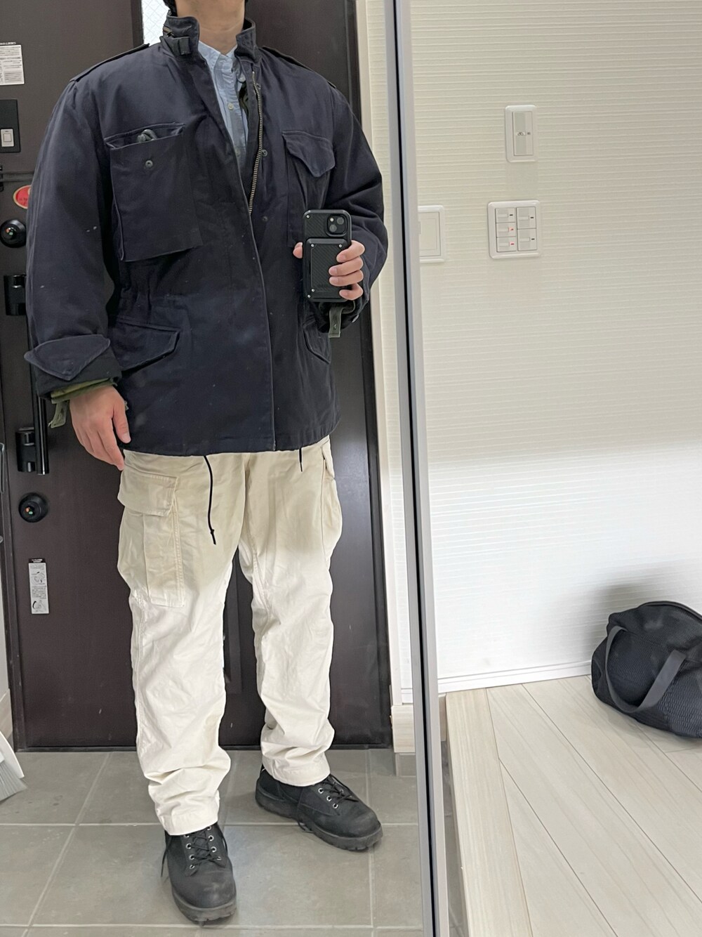 「M65、M-65、ミリタリー、ミリタリージャケット、カーゴパンツ、白パンツ、ネイビー×ホワイト、ブーツ、アメカジ、アメカジコーデ、冬コーデ、冬、秋コーデ、秋のコーデ、秋冬コーデ」｜「UNIQLOのアイテム（カーゴパンツ、ホワイト系）」を使った、Chrisさん（メンズ・181cm）の秋コーディネートの1枚目の写真