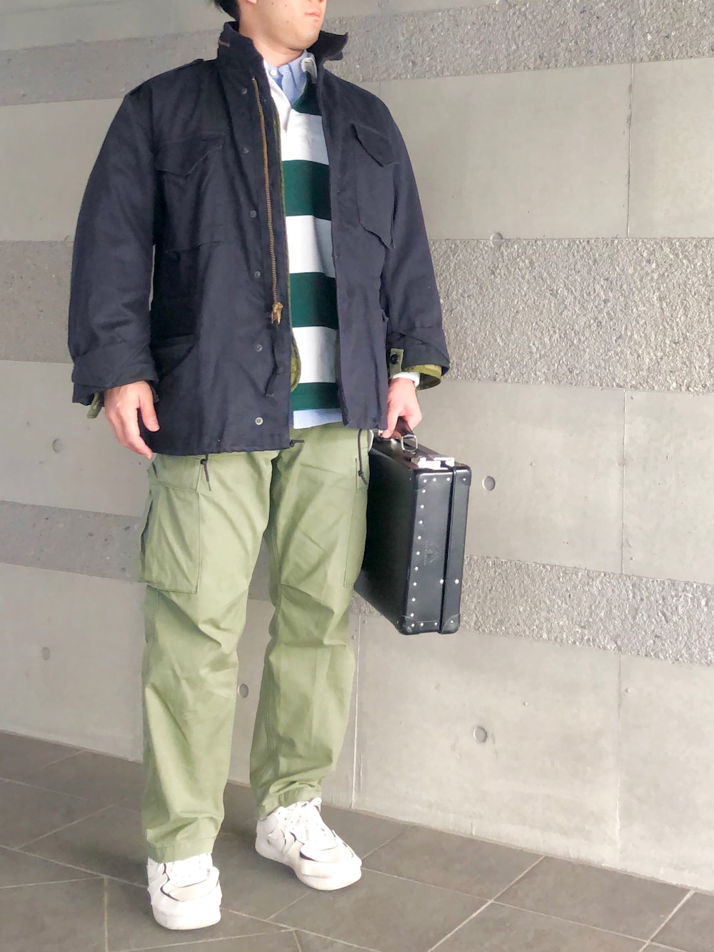 「M65、ミリタリー、ミリタリージャケット、ボーダー、ボーダートップス、シャツ、レイヤードスタイル、カーゴパンツ、スニーカー、白スニーカー、キレイめ、古着、冬コーデ、秋冬コーデ、オトナカジュアル」｜「Alpha Industriesのアイテム（カーゴパンツ、グリーン系）」を使った、Chrisさん（メンズ・181cm）の春コーディネートの1枚目の写真