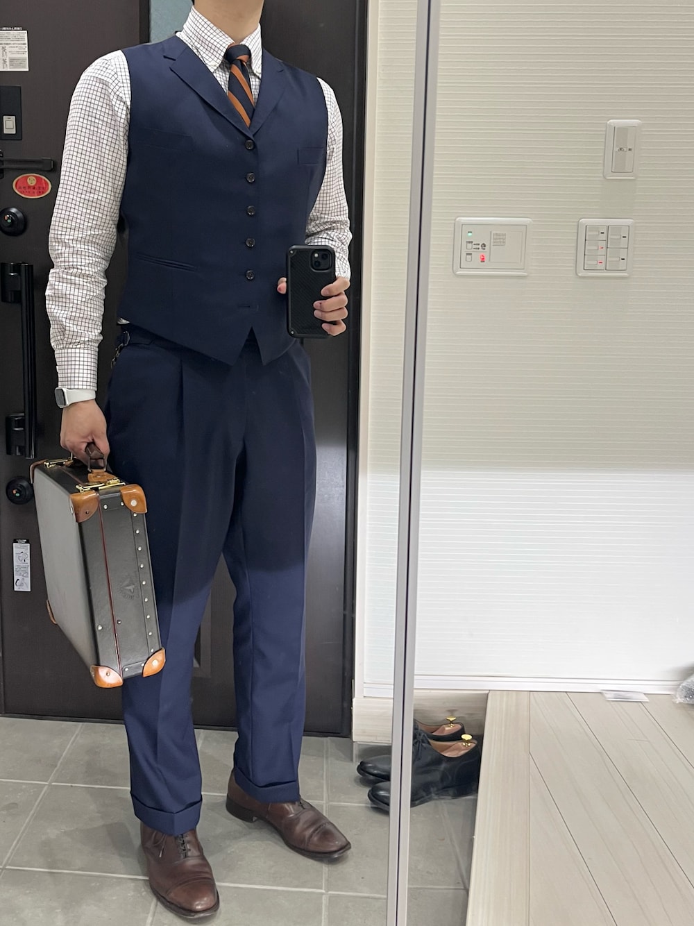 「スーツスタイル、スーツ、スーツコーデ、ベスト、ベスト×シャツ、ベストコーデ、スリーピース、アズーロ・エ・マローネ、タッターソール、ネイビー、オフィススタイル、秋冬コーデ、トラッド、クラシカル、革靴」｜「オーダーメイドスーツのアイテム（スーツセット、ブルー系）」を使った、Chrisさん（メンズ・181cm）の冬コーディネートの1枚目の写真