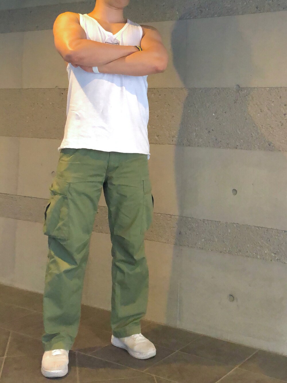 「タンクトップ、白Tシャツ、カーゴパンツ、ミリタリー、白スニーカー、スニーカー、オリーブ、春夏コーデ、夏コーデ、春コーデ、夏、春、シンプル、ラフ、ラフコーデ」｜「Alpha Industriesのアイテム（カーゴパンツ、グリーン系）」を使った、Chrisさん（メンズ・181cm）の春コーディネートの1枚目の写真