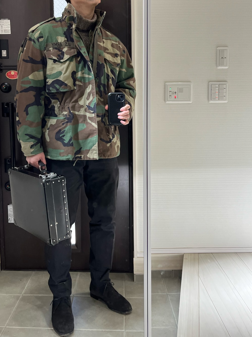「M65、ミリタリー、ミリタリージャケット、迷彩、カモフラ、タートルネック、タートルネックニット、ニット、チノパン、ブーツ、チャッカブーツ、きれいめカジュアル、冬コーデ、オトナカジュアル、キレイめカジュアル」｜「PT TORINOのPT TORINO ウール 1プリーツスリムスラックス Gentleman Fit（スラックス、ブラック系）」を使った、Chrisさん（メンズ・181cm）の冬コーディネートの1枚目の写真