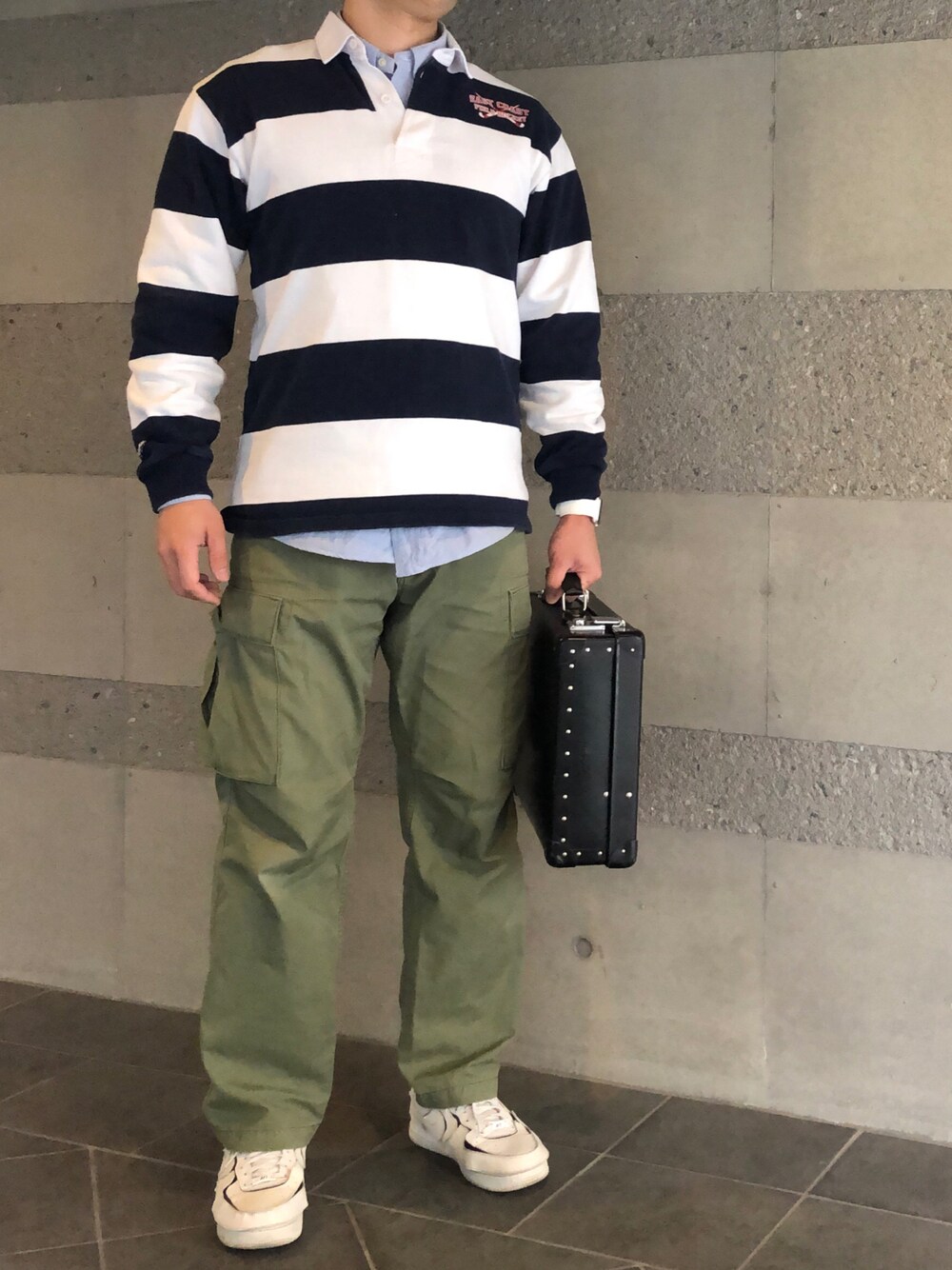 「ラガーシャツ、シャツスタイル、シャツ、レイヤードスタイル、レイヤード、カーゴパンツ、ミリタリー、白スニーカー、アメカジ、オトナカジュアル、大人カジュアル、春コーデ、冬、きれいめカジュアル、キレイめ」｜「Alpha Industriesのアイテム（カーゴパンツ、グリーン系）」を使った、Chrisさん（メンズ・181cm）の冬コーディネートの1枚目の写真