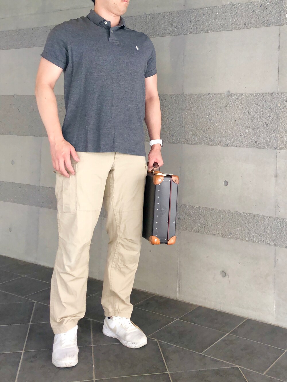 「ポロシャツ、シャツ、シャツスタイル、カーゴパンツ、ミリタリー、白スニーカー、きれいめカジュアル、キレイめ、アメカジ、アメカジコーデ、古着、夏コーデ、春夏コーデ、夏、オトナカジュアル」｜「POLO RALPH LAURENのカスタム スリム フィット メッシュ ポロシャツ（ポロシャツ、グレー系）」を使った、Chrisさん（メンズ・181cm）の夏コーディネートの1枚目の写真