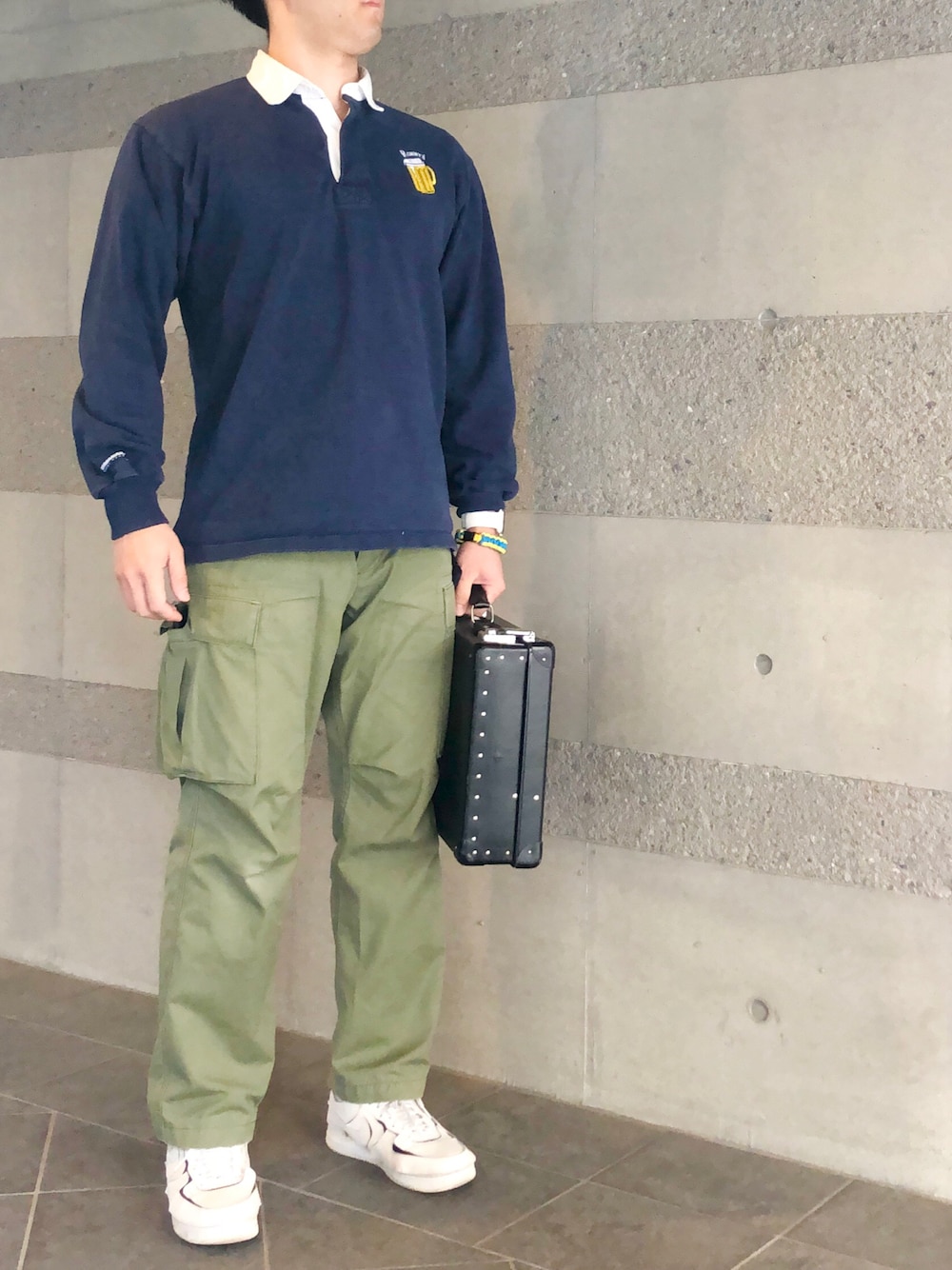 「シャツスタイル、シャツ、ラガーシャツ、カーゴパンツ、白スニーカー、ミリタリー、きれいめカジュアル、キレイめ、大人カジュアル、オトナカジュアル、春夏コーデ、春コーデ、春、古着MIX、古着」｜「Alpha Industriesのアイテム（カーゴパンツ、グリーン系）」を使った、Chrisさん（メンズ・181cm）の春コーディネートの1枚目の写真