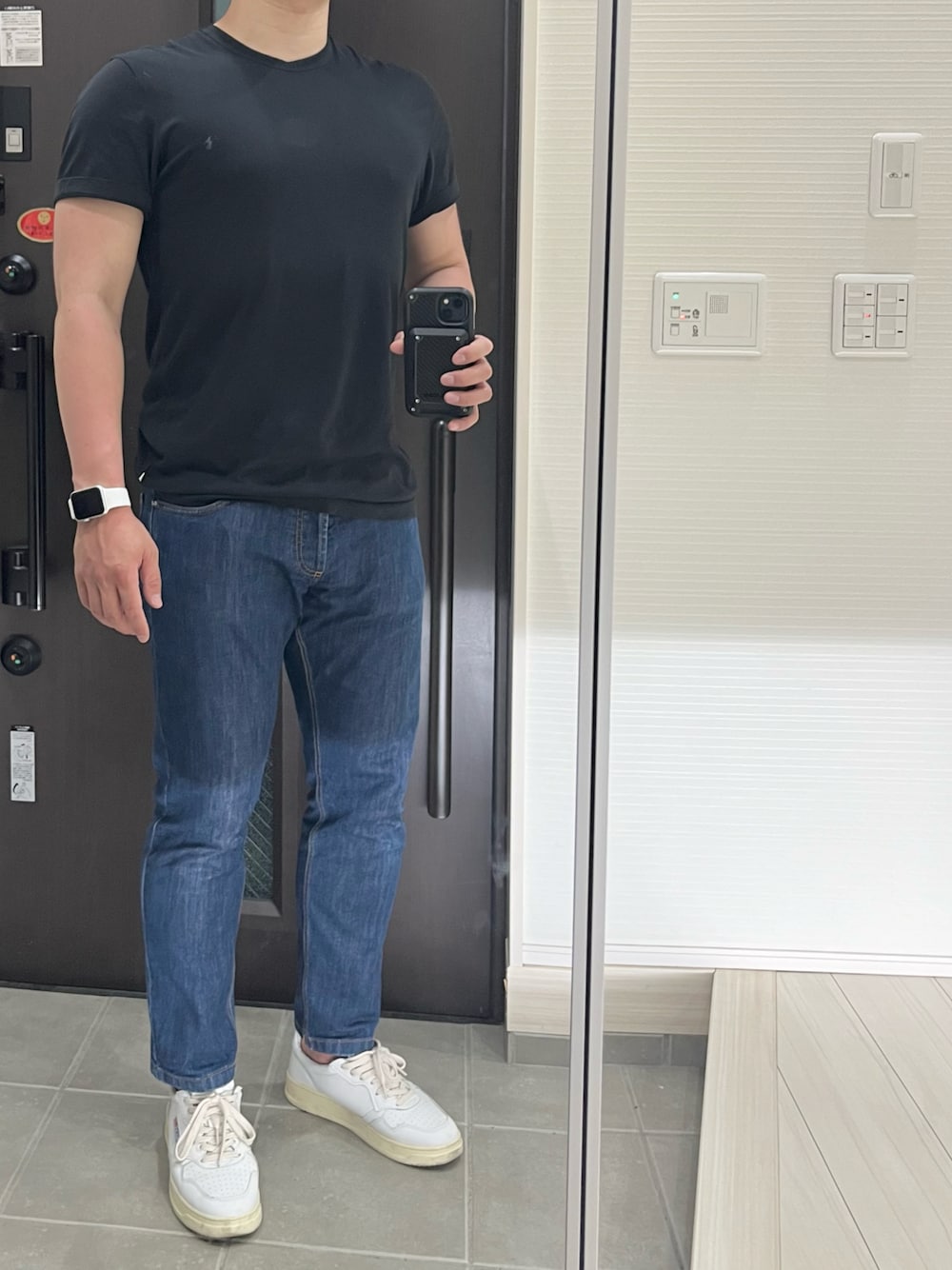 「Tシャツ、黒、黒Tシャツ、半袖Ｔシャツ、デニム、デニムパンツ、白スニーカー、アメカジ、シンプルコーデ、オトナカジュアル、春コーデ、アメカジコーデ、大人カジュアル、春、春夏コーデ」｜「ENTRE AMISのentre amis / アントレアミ ミディアムウォッシュストレッチデニム（デニムパンツ、ブルー系）」を使った、Chrisさん（メンズ・181cm）の春コーディネートの1枚目の写真