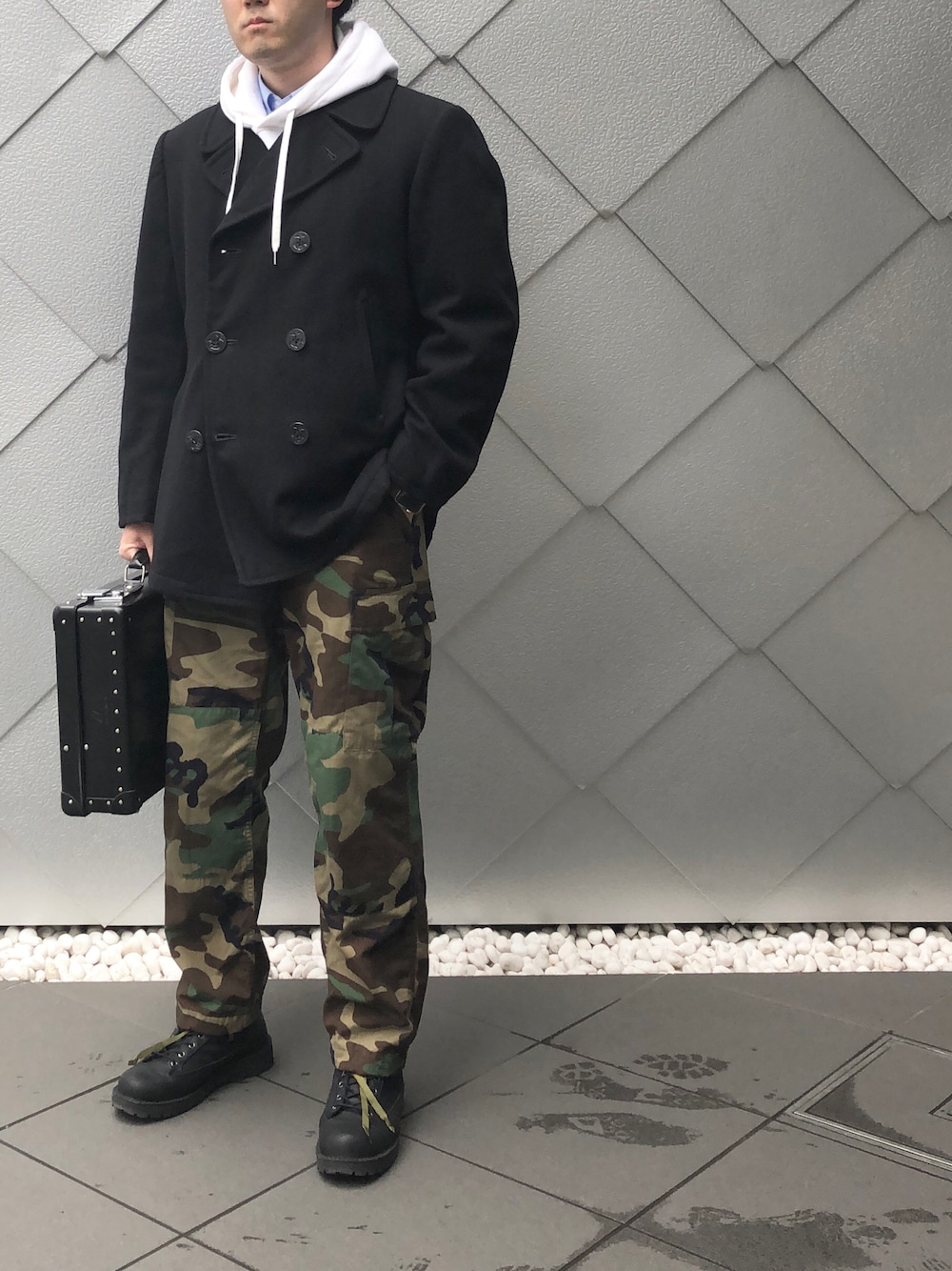 「オトナカジュアル、大人カジュアル、大人コーデ、ブーツ、ミリタリー、カモフラ、カモフラパンツ、ピーコート、Pコート、パーカー、ミリタリーコーデ、ミリタリーパンツ、アメカジ、メンズコーデ、カジュアル」｜「U.S. Armyのアイテム（カーゴパンツ、グリーン系）」を使った、Chrisさん（メンズ・181cm）の春コーディネートの1枚目の写真