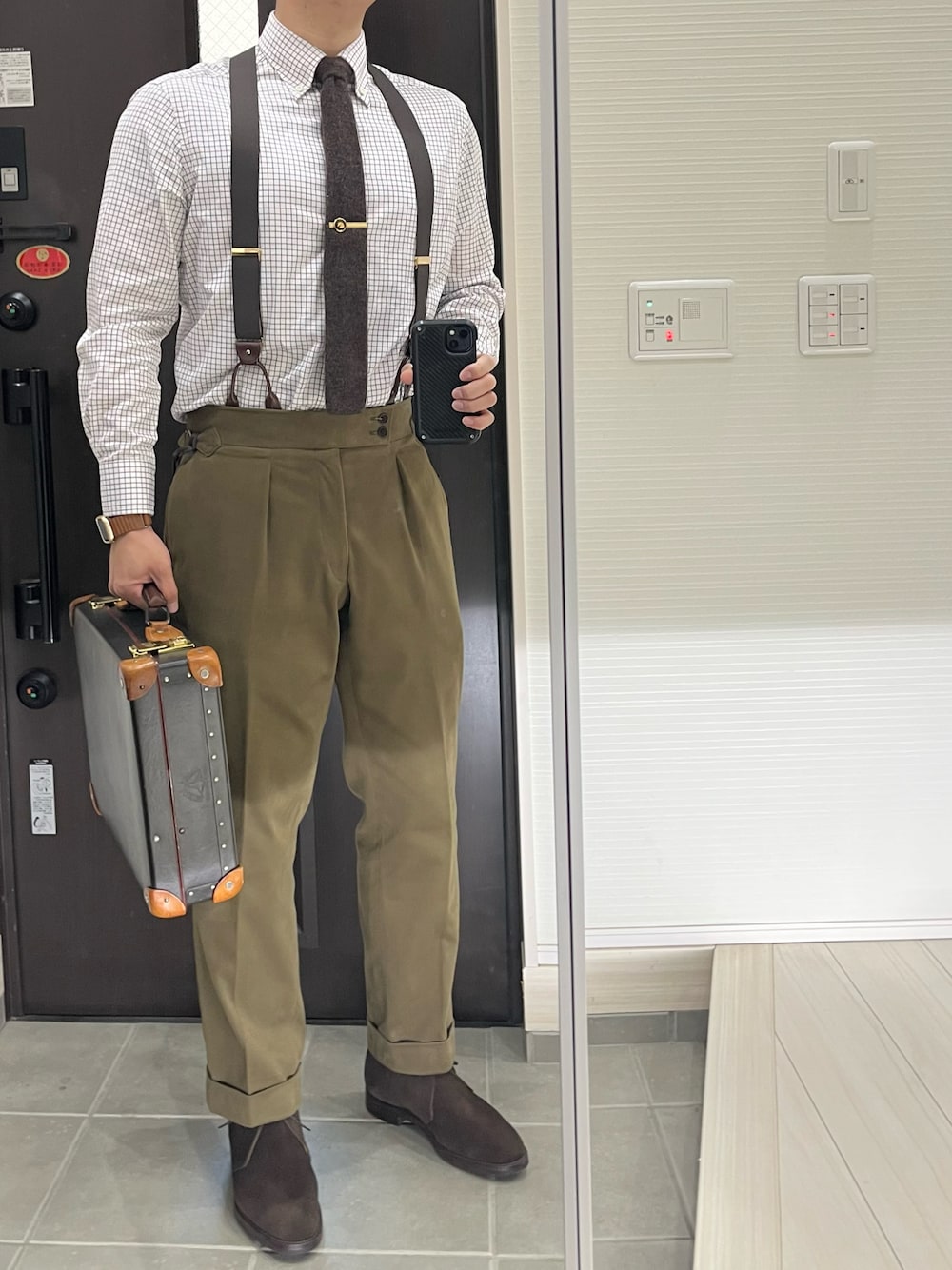 「シャツスタイル、シャツ、タッターソールシャツ、タッターソール、サスペンダー、ネクタイ、ニットタイ、スラックス、カーキ、アースカラー、チャッカブーツ、ブーツ、ブラウン、トラッド、クラシカル」｜「オーダーメイドセットアップのアイテム（スーツセット、グリーン系）」を使った、Chrisさん（メンズ・181cm）の冬コーディネートの1枚目の写真