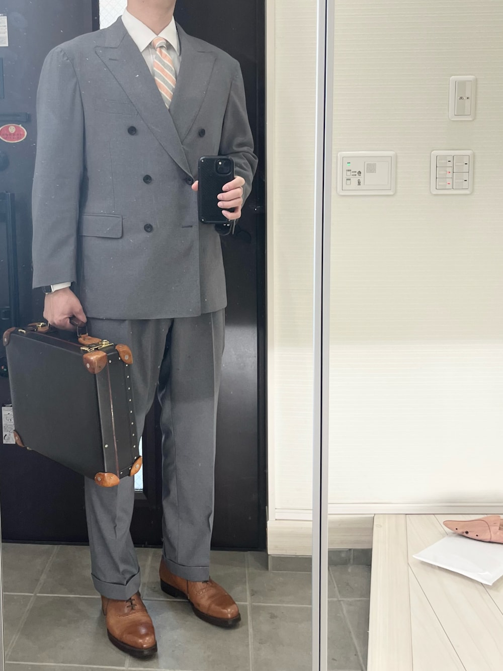 「スーツスタイル、スーツ、ダブルジャケット、テーラードジャケット、スラックス、グレー、トラッド、クラシカル、春コーデ、春夏コーデ、春色、オフィススタイル、ジャケット、ジャケットスタイル、春」｜「オーダーメイドスーツのアイテム（スーツジャケット、グレー系）」を使った、Chrisさん（メンズ・181cm）の春コーディネートの1枚目の写真