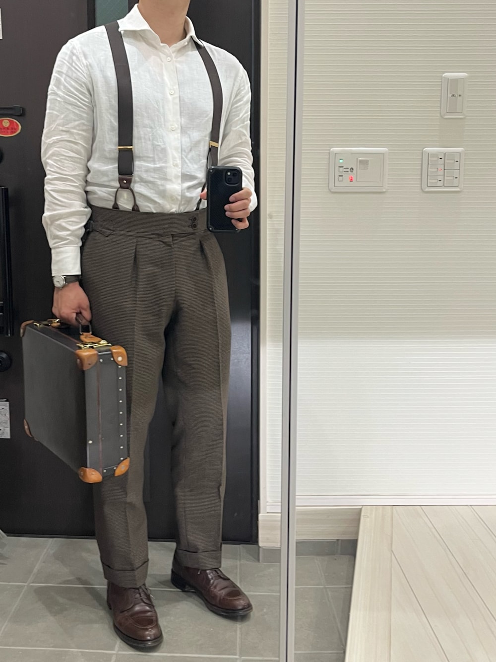 「シャツスタイル、シャツ、リネン、リネンシャツ、サスペンダー、スラックス、革靴、オフィスカジュアル、オフィススタイル、オトナカジュアル、きれいめカジュアル、キレイめ、ブラウンコーデ、ワントーンコーデ、モノトーン」｜「ALDENの【ALDEN】 TANKER OX. / CXL＃（ドレスシューズ、ブラック系）」を使った、Chrisさん（メンズ・181cm）の春コーディネートの1枚目の写真