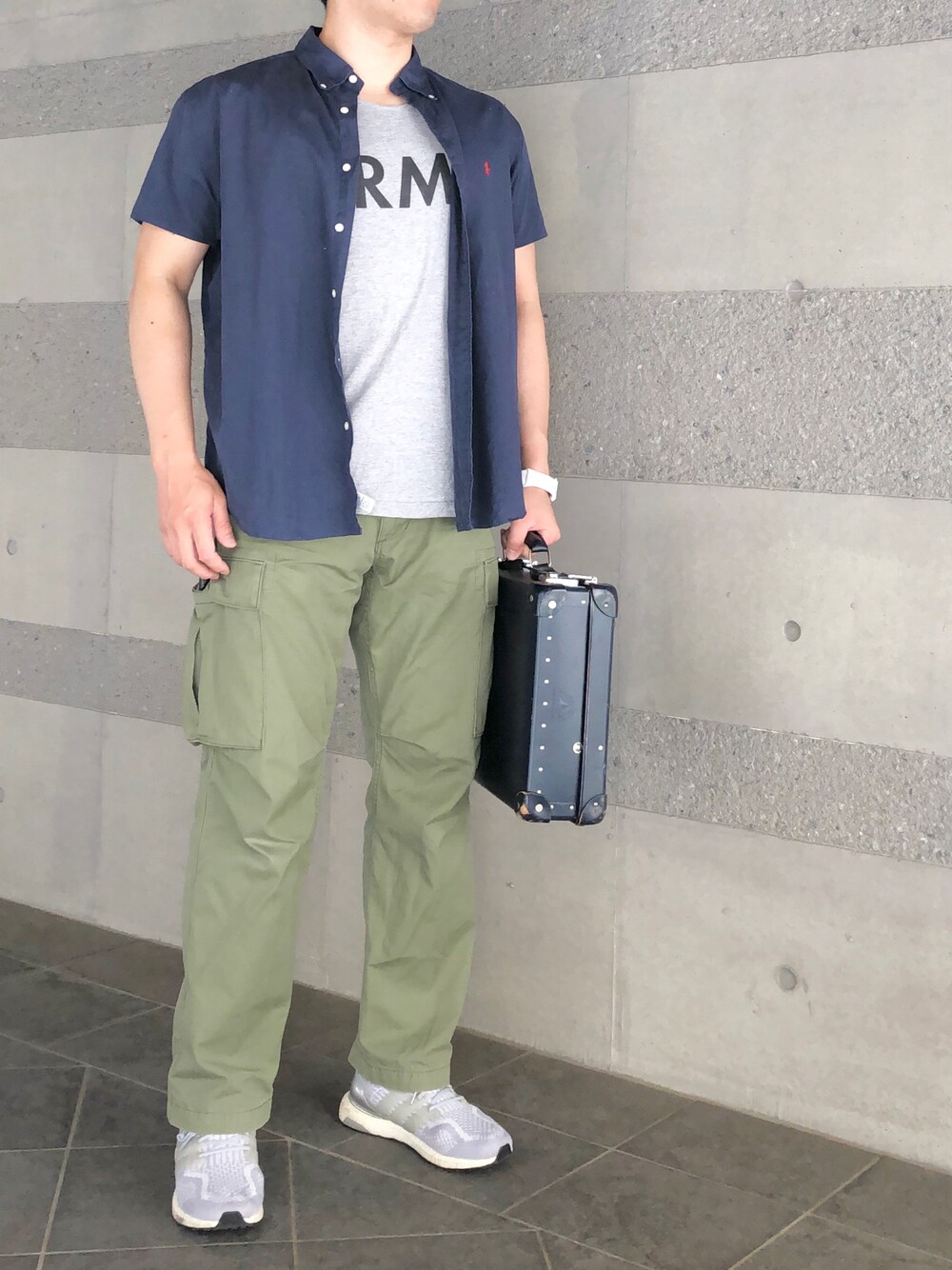 「シャツスタイル、シャツ、半袖シャツ、ロゴT、タンクトップ、カーゴパンツ、ミリタリー、スニーカー、アメカジ、アメカジコーデ、古着、夏コーデ、夏、春夏コーデ、ラフ」｜「POLO RALPH LAURENのクラシック フィット リネン シャツ（シャツ/ブラウス、ブルー系）」を使った、Chrisさん（メンズ・181cm）の春コーディネートの1枚目の写真