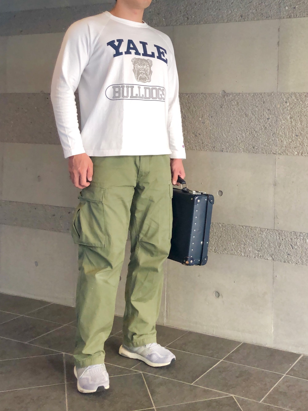 「アメカジ、白Tシャツ、ロゴT、カーゴパンツ、スニーカー、ミリタリー、シンプル、スニーカーコーデ、きれいめカジュアル、キレイめ、秋、秋コーデ、秋のコーデ、大人カジュアル、カジュアルコーデ」｜「Championのアイテム（トップス、ホワイト系）」を使った、Chrisさん（メンズ・181cm）の秋コーディネートの1枚目の写真