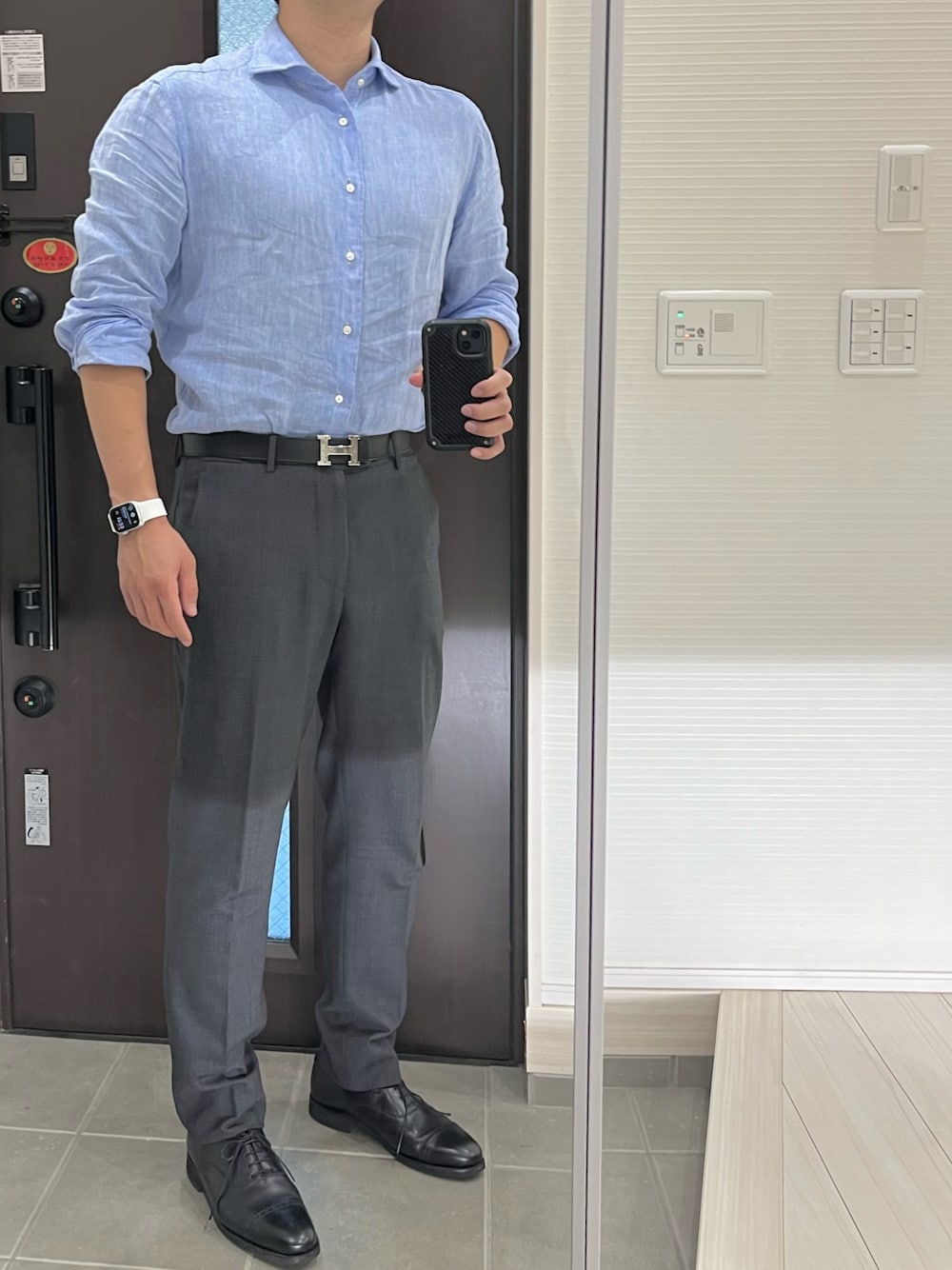 「リネン、リネンシャツ、シャツスタイル、シャツ、ブルー、夏コーデ、夏、スラックス、革靴、大人コーデ、オフィススタイル、サックスブルー、クラシック、トラッド、クラシカル」｜「オーダーメイドリネンシャツ(Herdmans)のアイテム（シャツ/ブラウス、ブルー系）」を使った、Chrisさん（メンズ・181cm）の秋コーディネートの1枚目の写真