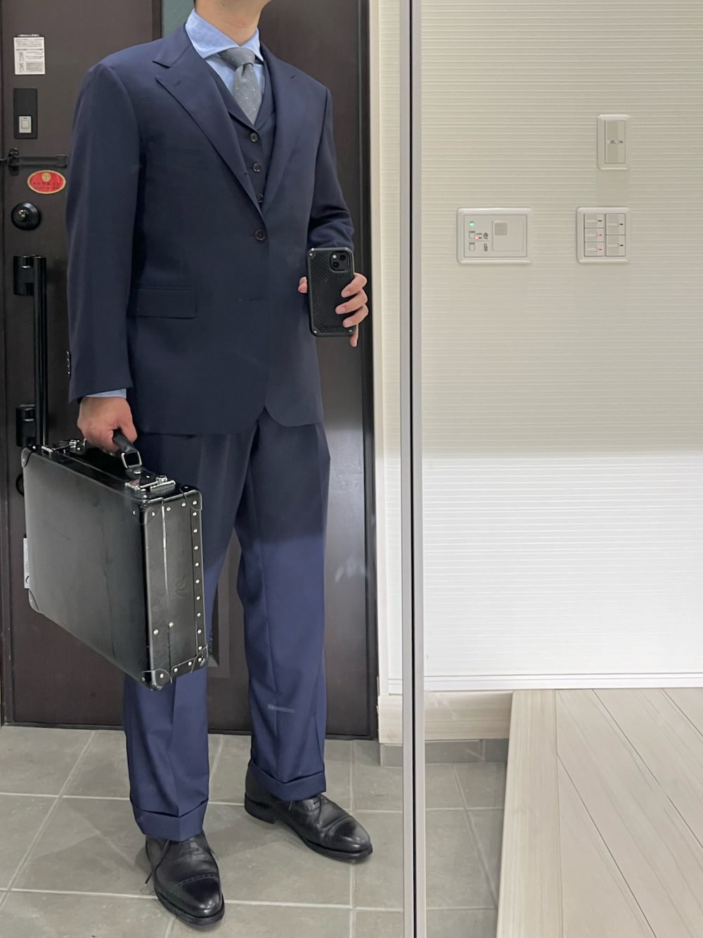 「ネイビー、スリーピース、スーツスタイル、スーツ、ネクタイ、シャツ、リネン、リネンシャツ、革靴、シンプルコーデ、オフィススタイル、夏コーデ、夏、トラッド、クラシカル」｜「オーダーメイドスーツのアイテム（スーツセット、ブルー系）」を使った、Chrisさん（メンズ・181cm）の夏コーディネートの1枚目の写真