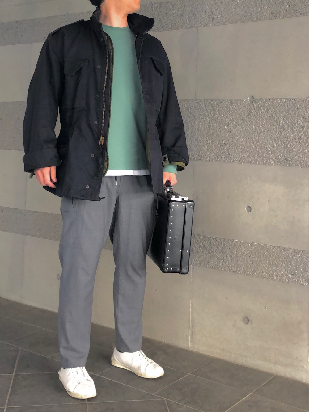 「M65、M-65、ミリタリー、ミリタリージャケット、スウェット、春色、スラックス、カーゴパンツ、白スニーカー、スニーカー、きれいめカジュアル、オトナカジュアル、キレイめ、古着、春コーデ」｜「UNITED ARROWSのアイテム（カーゴパンツ、グレー系）」を使った、Chrisさん（メンズ・181cm）の春コーディネートの1枚目の写真