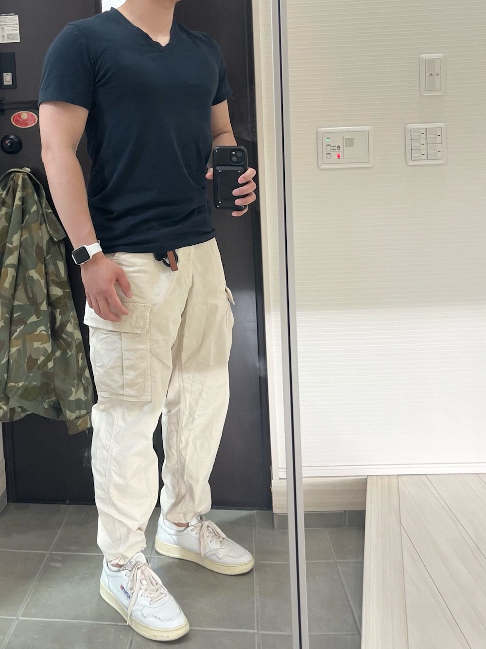 「Vネック、Tシャツ、黒Tシャツ、半袖、カーゴパンツ、ミリタリー、白スニーカー、スニーカー、春コーデ、モノトーン、モノクロ、シンプル、アメカジ、アメカジコーデ、オトナカジュアル」｜「UNIQLOのアイテム（カーゴパンツ、ホワイト系）」を使った、Chrisさん（メンズ・181cm）の春コーディネートの1枚目の写真