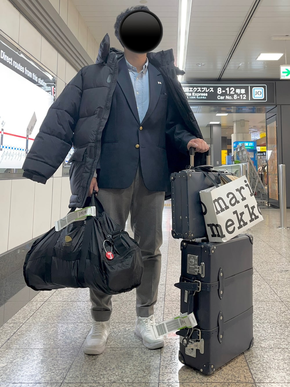 「ダウンジャケット、carhartt、ジャケット、テーラードジャケット、白スニーカー、スラックス、きれいめカジュアル、旅行、ネイビー、ボストンバッグ、オトナカジュアル、秋冬コーデ、秋コーデ、仕事着、アメカジ」｜「GLOBE-TROTTERのアイテム（スーツケース/キャリーバッグ、ブルー系）」を使った、Chrisさん（メンズ・181cm）の秋コーディネートの1枚目の写真