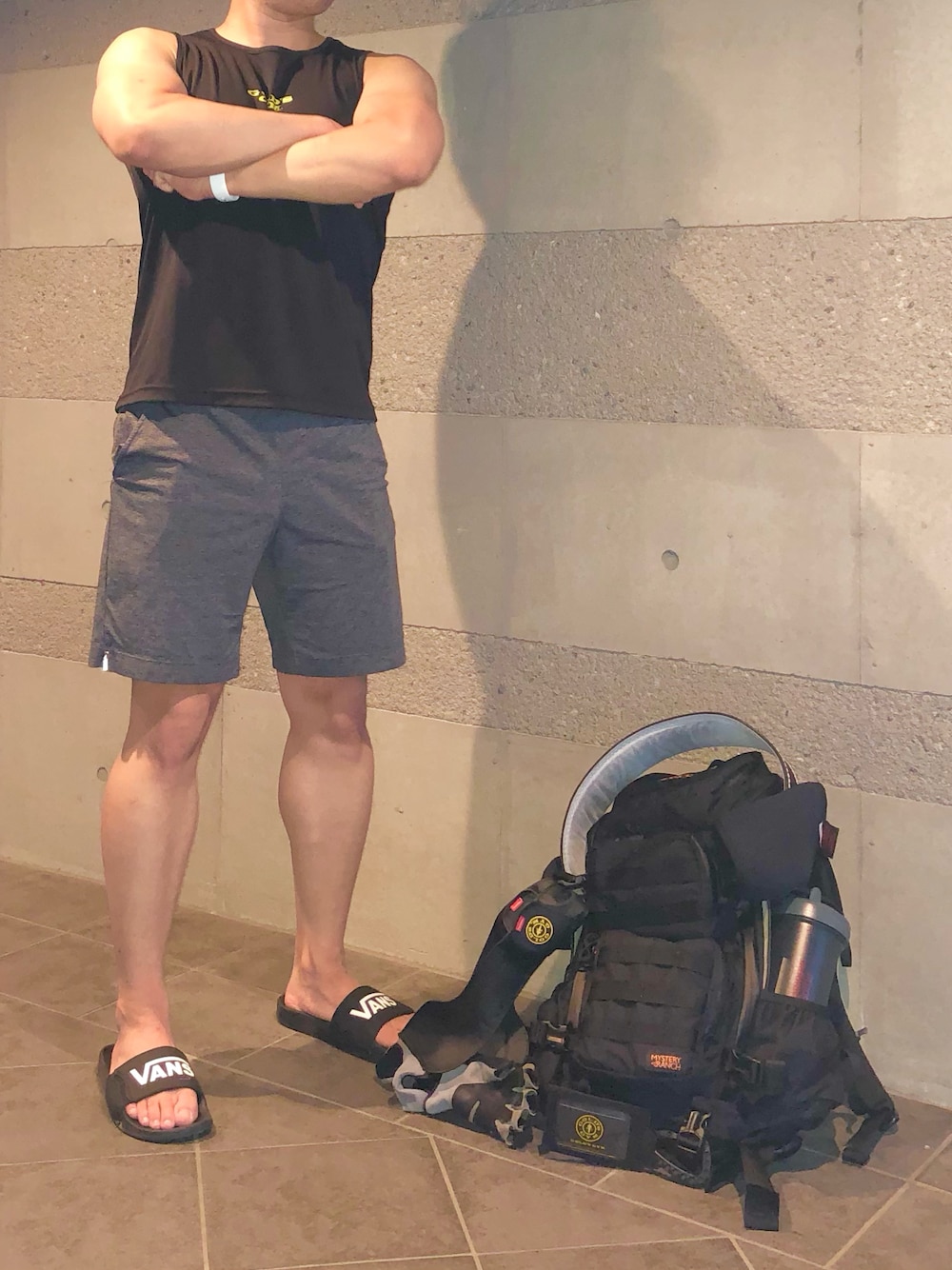 「ジム、ワークアウト、タンクトップ、ハーフパンツ、サンダル、シャワーサンダル、リュック、ブラック、黒、夏コーデ、夏、ラフ」｜「Gold‘s Gymのアイテム（タンクトップ、ブラック系）」を使った、Chrisさん（メンズ・181cm）の夏コーディネートの1枚目の写真