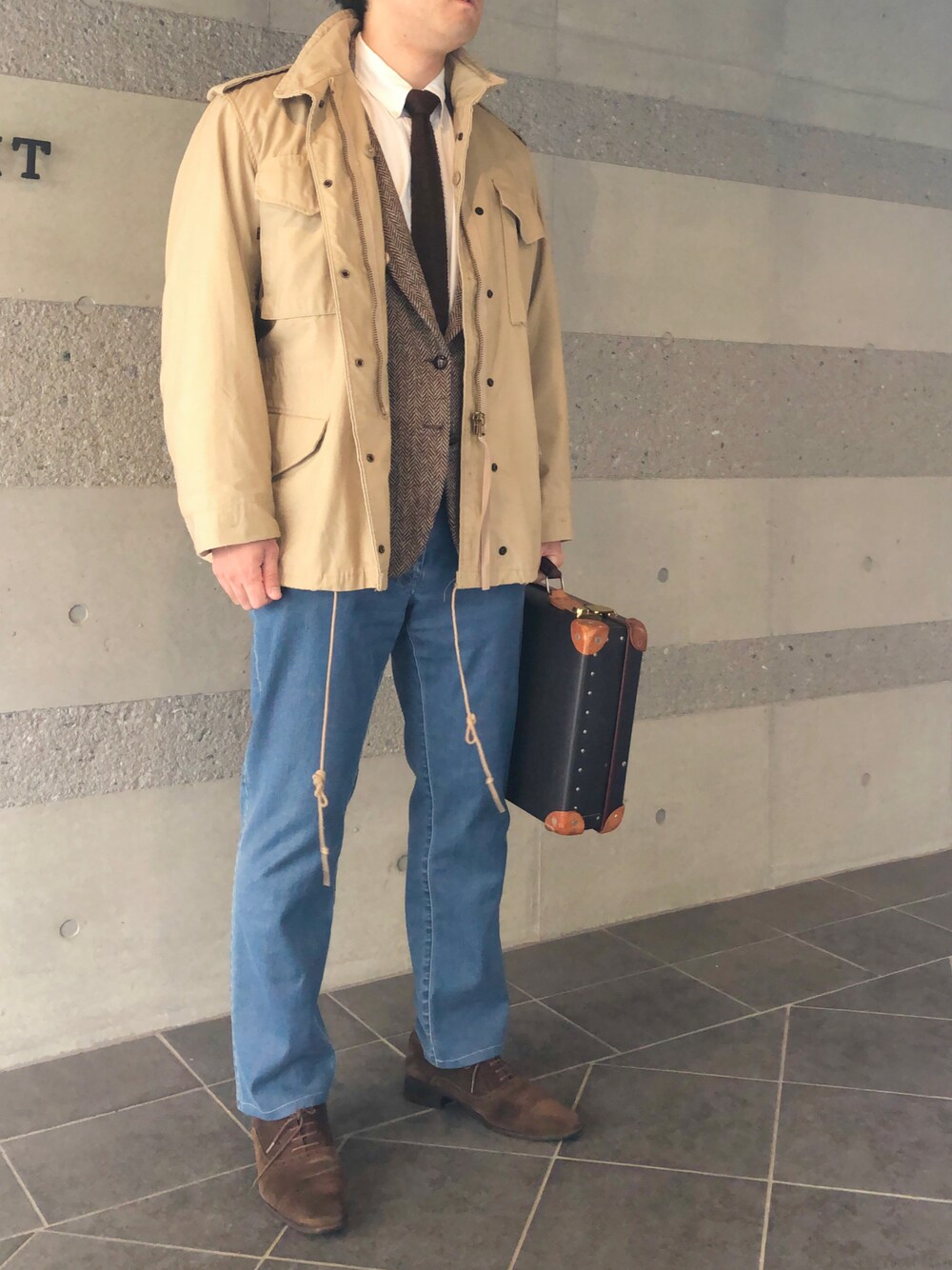「M-65、ミリタリー、ミリタリージャケット、ツイード、ネクタイ、シャツスタイル、シャツ、デニムパンツ、革靴、きれいめカジュアル、キレイめ、秋服、秋コーデ、大人カジュアル、オトナカジュアル」｜「BRIONIのアイテム（デニムパンツ、ブルー系）」を使った、Chrisさん（メンズ・181cm）の秋コーディネートの1枚目の写真