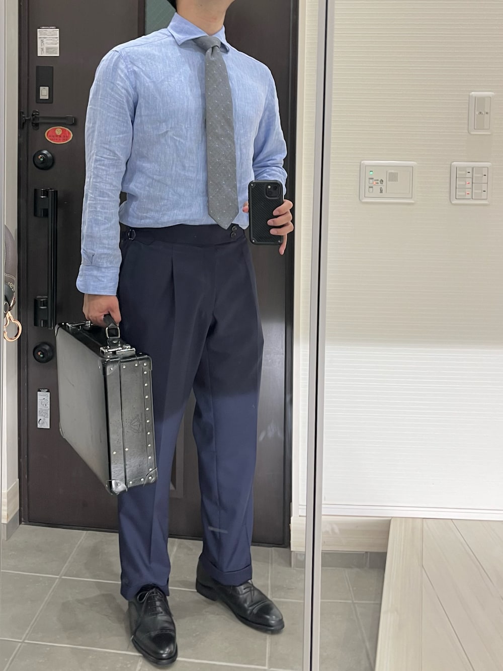 「リネン、リネンシャツ、サックスブルー、ブルー、ネクタイ、スラックス、スーツスタイル、スーツ、革靴、クラシック、トラッド、クラシカル、シンプルコーデ、ネイビー、夏コーデ」｜「GLOBE-TROTTERのアイテム（ビジネスバッグ、ブラック系）」を使った、Chrisさん（メンズ・181cm）の夏コーディネートの1枚目の写真