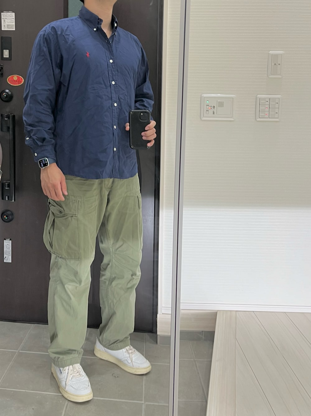 「シャツスタイル、シャツ、カーゴパンツ、ミリタリー、白スニーカー、スニーカー、ラフ、ラフコーデ、きれいめカジュアル、キレイめ、秋のコーデ、秋コーデ、ネイビー、カーキ、アメカジ」｜「POLO RALPH LAURENのクラシック フィット ガーメントダイド オックスフォード シャツ（シャツ/ブラウス、ブルー系）」を使った、Chrisさん（メンズ・181cm）の秋コーディネートの1枚目の写真