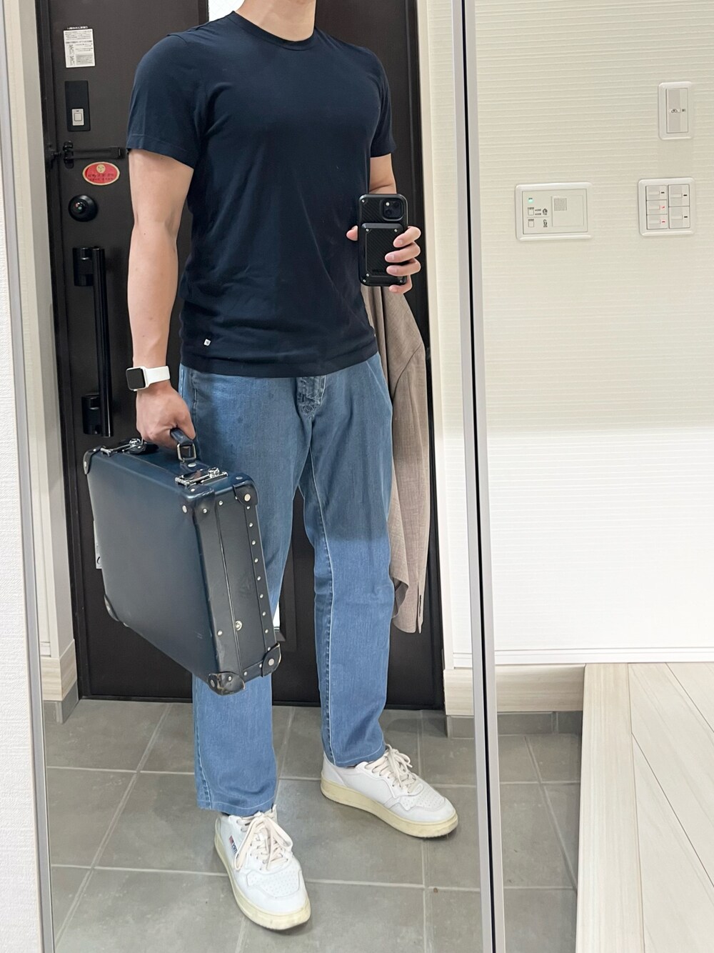 「Tシャツ、ネイビー、デニム、デニムパンツ、白スニーカー、アメカジ、シンプル、オトナカジュアル、大人カジュアル、アメカジコーデ、ワントーンコーデ、大人コーデ、シンプルスタイル、春夏コーデ、夏コーデ」｜「GLOBE-TROTTERのアイテム（ビジネスバッグ、ブルー系）」を使った、Chrisさん（メンズ・181cm）の春コーディネートの1枚目の写真