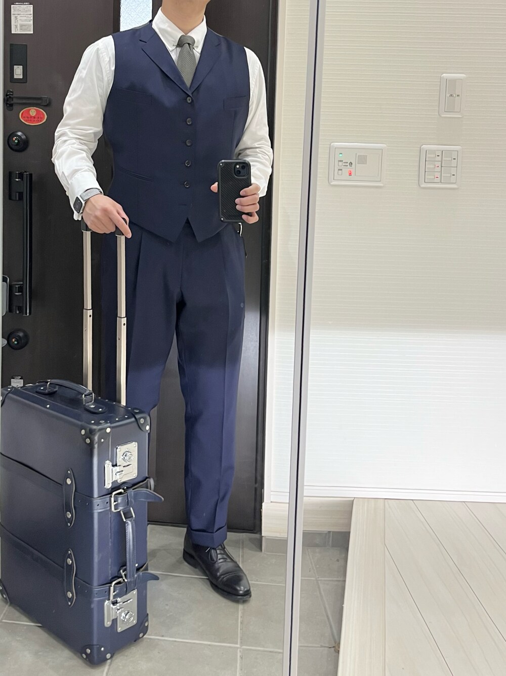 「スーツスタイル、スーツ、スリーピース、ネイビー、シャツ、ベスト、ベスト×シャツ、ネイビー×ホワイト、ワントーンコーデ、オフィススタイル、トラッド、クラシカル、秋冬コーデ、スラックス、ネクタイ」｜「オーダーメイドスーツのアイテム（スーツセット、ブルー系）」を使った、Chrisさん（メンズ・181cm）の冬コーディネートの1枚目の写真