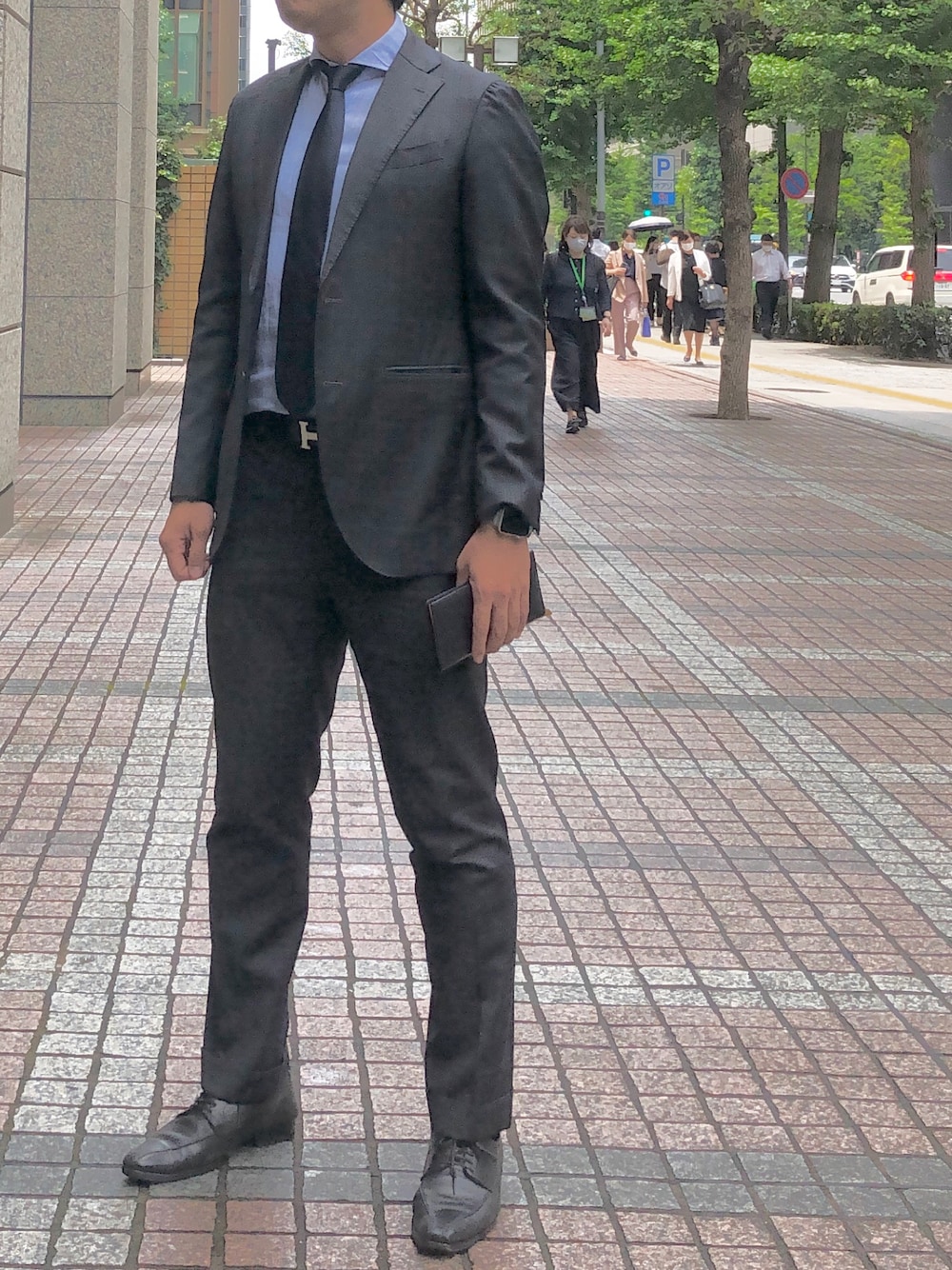 「スーツスタイル、ネクタイ、シャツスタイル、シャツ、リネン、リネンシャツ、革靴、仕事着」｜「ISETAN MEN'Sのアイテム（スーツセット、ブラック系）」を使った、Chrisさん（メンズ・181cm）の夏コーディネートの1枚目の写真
