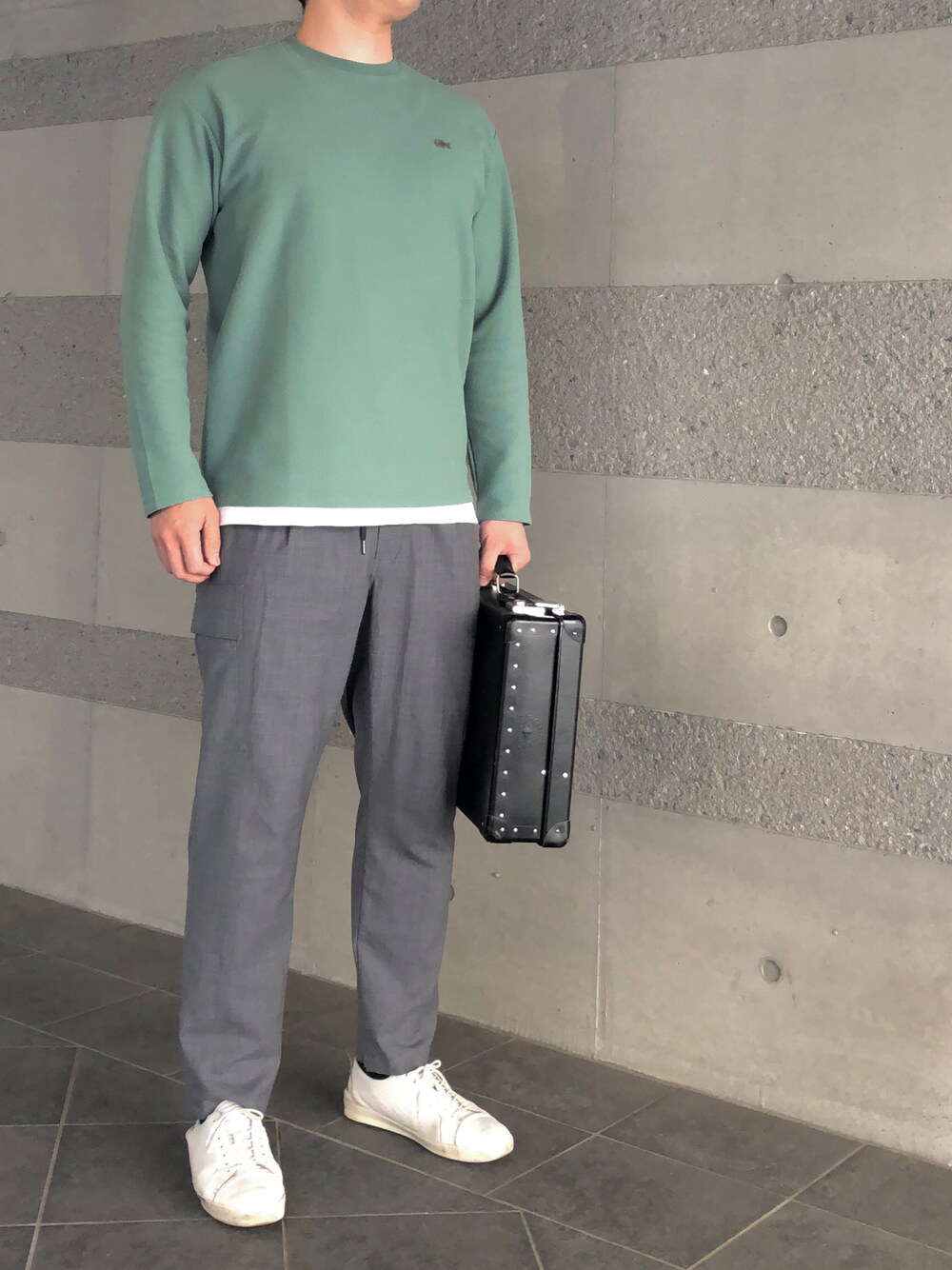 「カットソー、スウェット、レイヤードスタイル、レイヤード、タンクトップ、カーゴパンツ、スラックス、白スニーカー、きれいめカジュアル、オトナカジュアル、春コーデ、春色、キレイめ、大人カジュアル、春」｜「UNITED ARROWSのアイテム（カーゴパンツ、グレー系）」を使った、Chrisさん（メンズ・181cm）の春コーディネートの1枚目の写真
