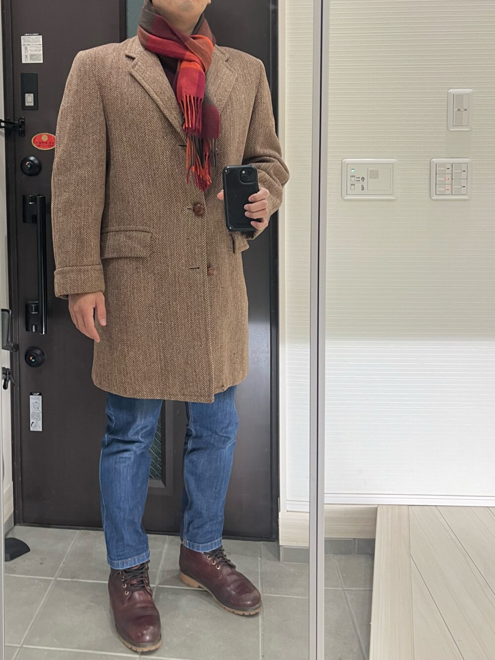 「マフラー、チェスターコート、ツイード、デニム、デニムパンツ、ブーツ、秋冬コーデ、冬コーデ、きれいめカジュアル、オトナカジュアル、キレイめ、大人カジュアル、冬アウター、秋のコーデ、古着」｜「HARRIS TWEEDのアイテム（チェスターコート、ベージュ系）」を使った、Chrisさん（メンズ・181cm）の秋コーディネートの1枚目の写真