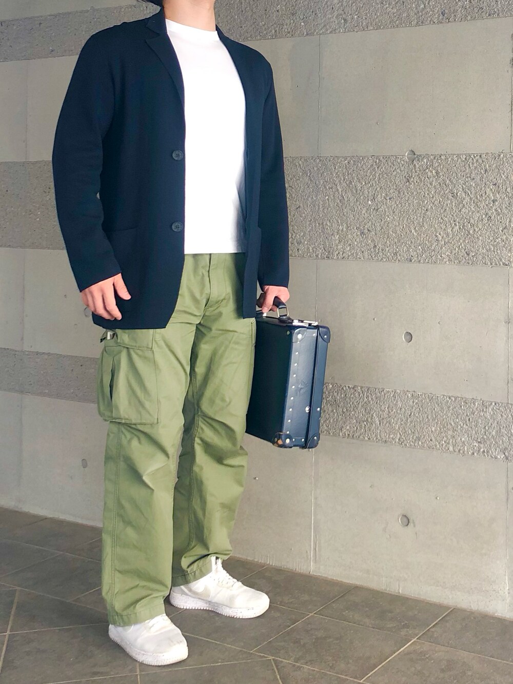 「テーラードジャケット、ジャケット、ニット、Tシャツ、白Tシャツ、カーゴパンツ、ミリタリー、きれいめカジュアル、キレイめ、大人カジュアル、オトナカジュアル、白スニーカー、春コーデ、春、春夏コーデ」｜「Alpha Industriesのアイテム（カーゴパンツ、グリーン系）」を使った、Chrisさん（メンズ・181cm）の春コーディネートの1枚目の写真