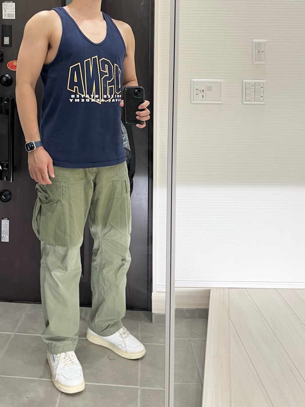 「アメカジ、タンクトップ、カーゴパンツ、ミリタリー、白スニーカー、夏コーデ、夏、ロゴT、ラフ、ラフコーデ、スニーカー、カジュアル、カジュアルコーデ、アメカジコーデ、ラフスタイル」｜「U.S. Navyのアイテム（タンクトップ、ブルー系）」を使った、Chrisさん（メンズ・181cm）の秋コーディネートの1枚目の写真