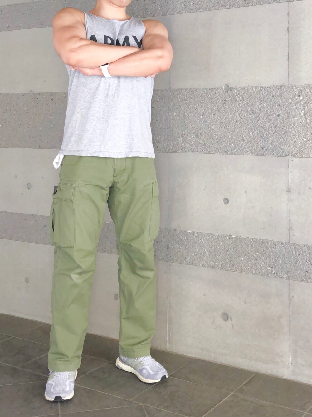 「タンクトップ、ロゴT、ロゴ、カーゴパンツ、ミリタリー、スニーカー、ラフ、アメカジ、アメカジコーデ、夏コーデ、夏、春夏コーデ、古着、初夏コーデ、グレー」｜「Alpha Industriesのアイテム（カーゴパンツ、グリーン系）」を使った、Chrisさん（メンズ・181cm）の春コーディネートの1枚目の写真