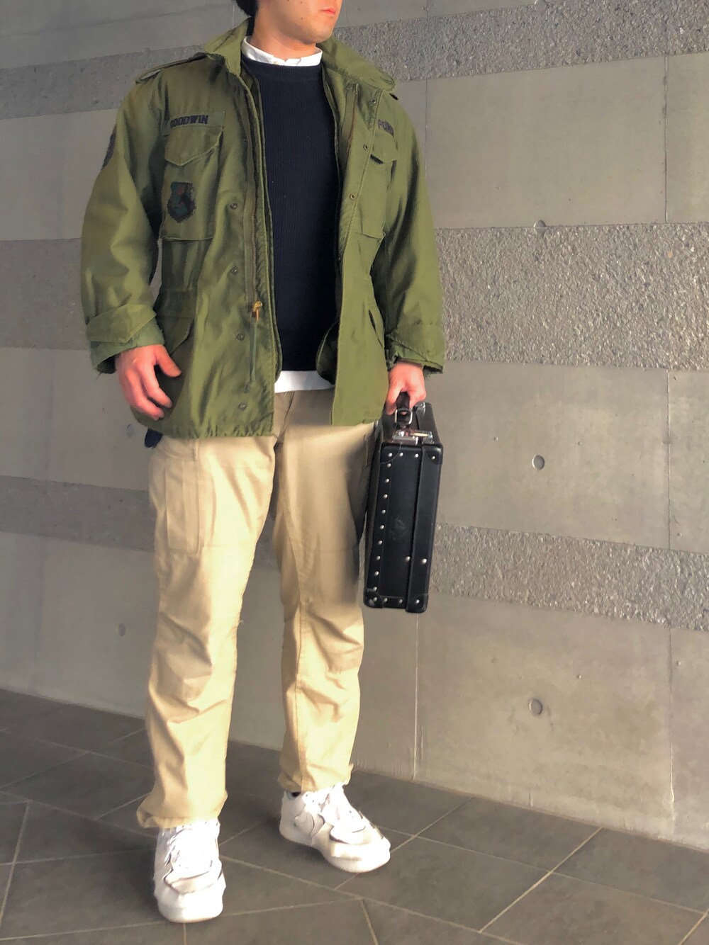 「M65、ミリタリー、ミリタリージャケット、ニット、シャツ、レイヤードスタイル、白スニーカー、スニーカー、大人コーデ、オトナカジュアル、きれいめカジュアル、キレイめ、冬コーデ、秋冬コーデ、古着」｜「Alpha Industriesのアイテム（カーゴパンツ、ベージュ系）」を使った、Chrisさん（メンズ・181cm）の冬コーディネートの1枚目の写真