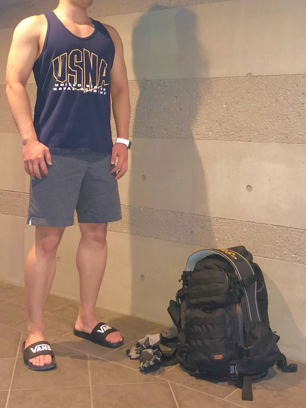 「タンクトップ、ロゴT、ハーフパンツ、サンダル、シャワーサンダル、リュック、夏コーデ、夏、ラフ、ラフコーデ、アメカジ、アメカジコーデ、カジュアル、ジム、ワークアウト」｜「U.S. Navyのアイテム（タンクトップ、ブルー系）」を使った、Chrisさん（メンズ・181cm）の夏コーディネートの1枚目の写真