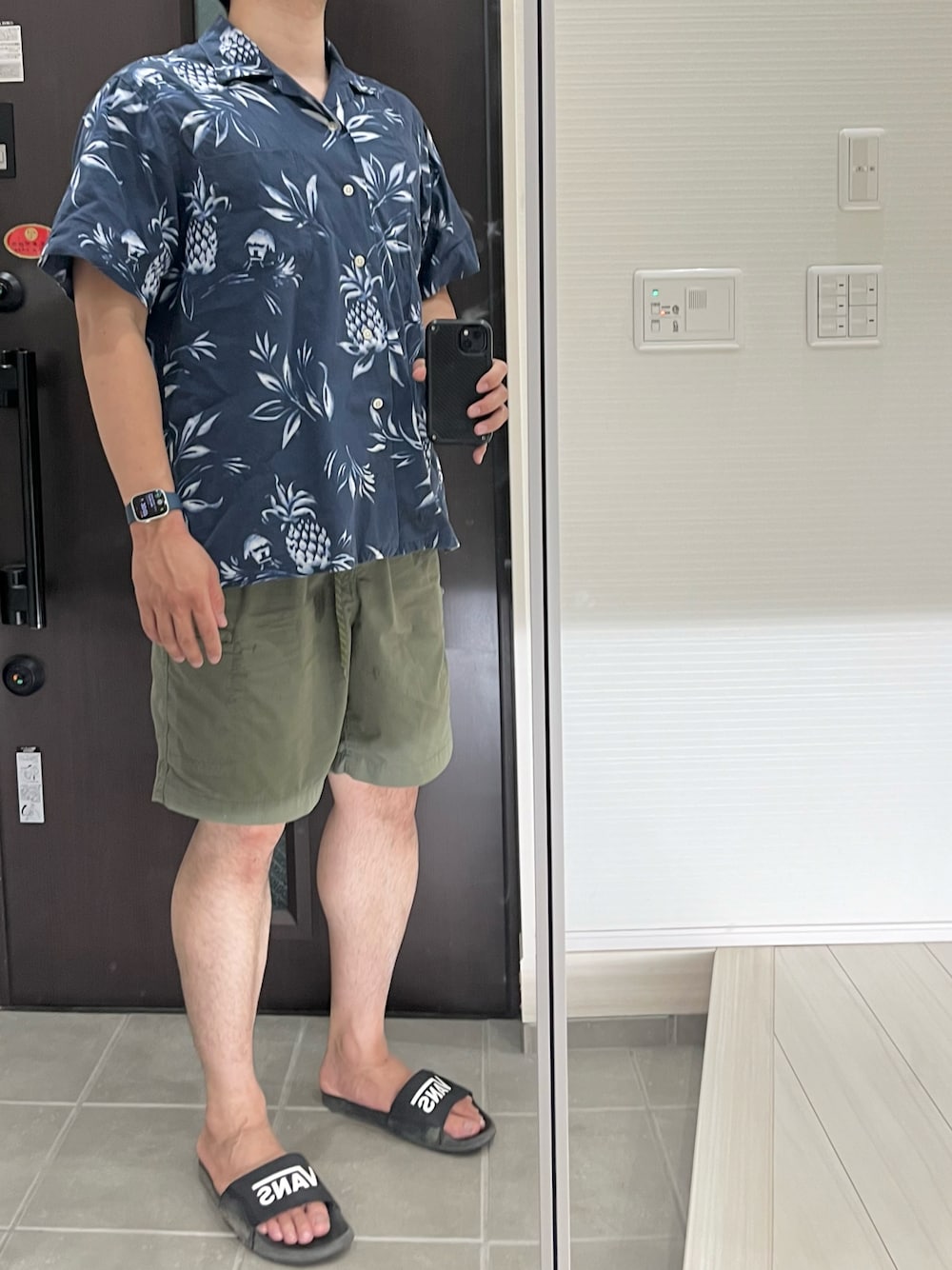 「アロハシャツ、シャツスタイル、シャツ、オープンカラーシャツ、カーゴパンツ、ハーフパンツ、サンダル、アメカジ、夏コーデ、夏、柄シャツ、春夏コーデ、きれいめカジュアル、オトナカジュアル、大人カジュアル」｜「POLO RALPH LAURENのカスタム フィット トロピカル ベア シャツ（シャツ/ブラウス、ブルー系）」を使った、Chrisさん（メンズ・181cm）の夏コーディネートの1枚目の写真