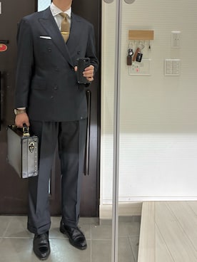 「オーダーメイドスーツのアイテム（スーツセット、グレー系）」を使った、Chrisさん（メンズ・180cm）の春コーディネート